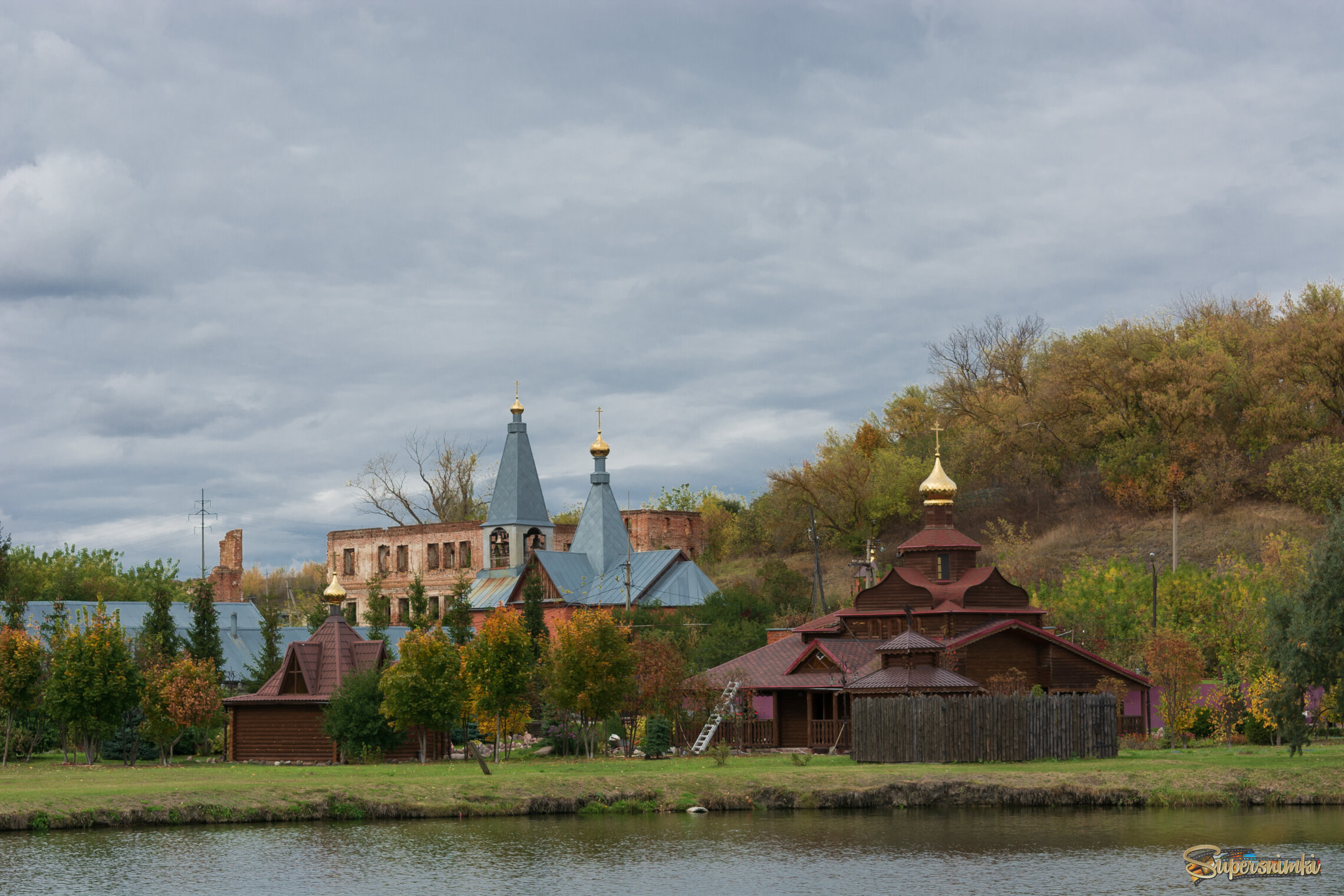 Золотая осень...золотая...Постучалась в тихий монастырь...