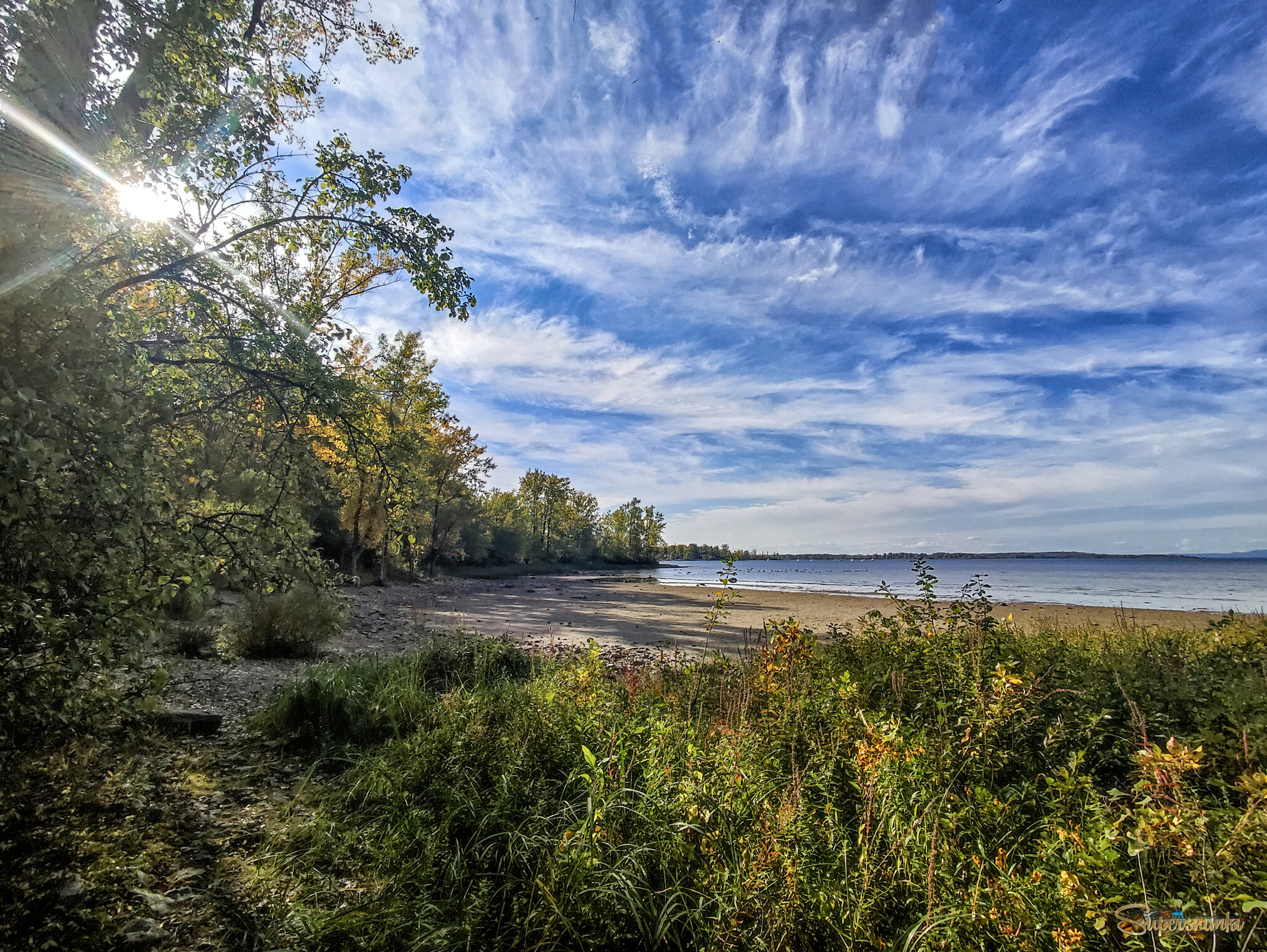 Слегка буреют берега