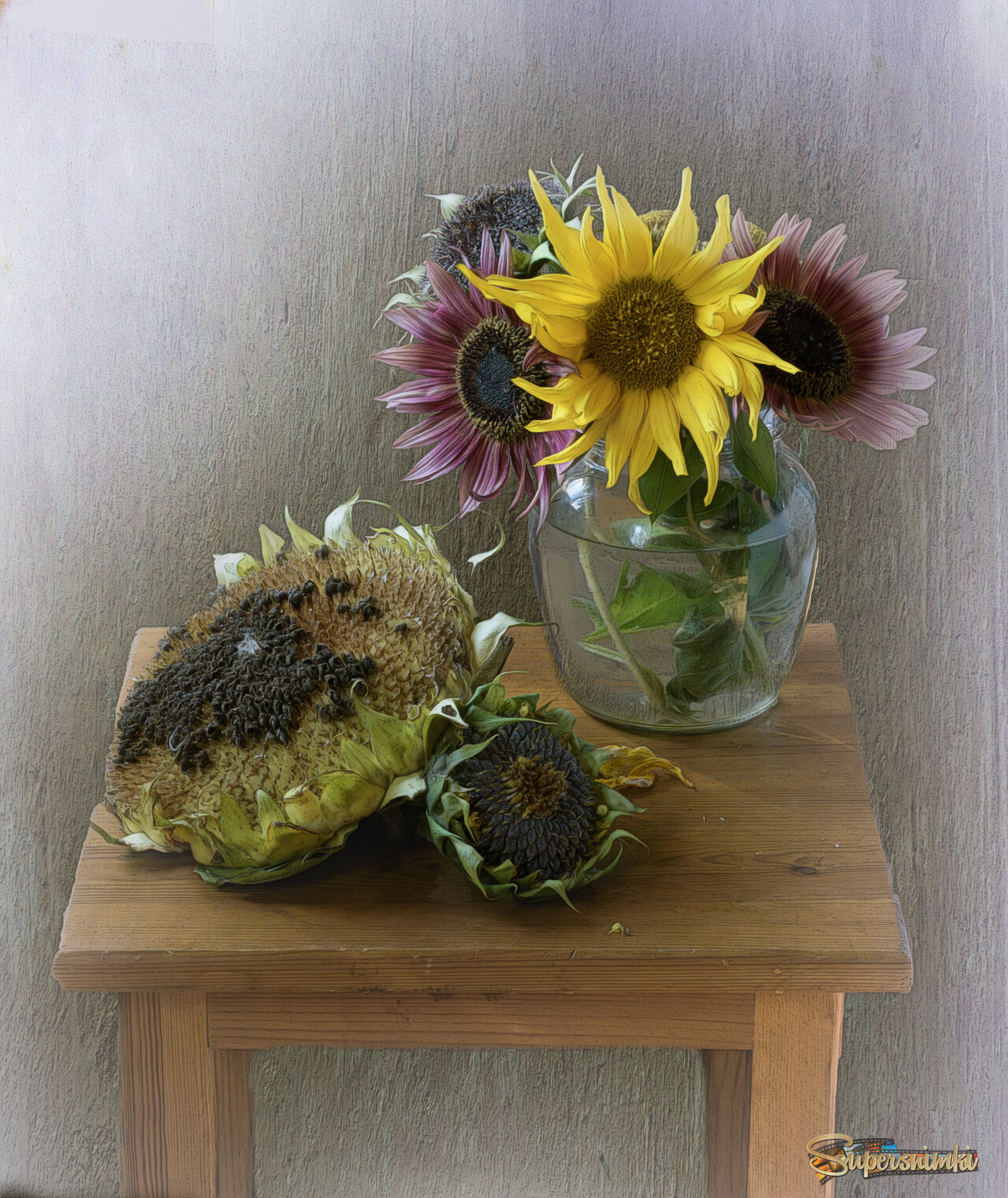 На табурете