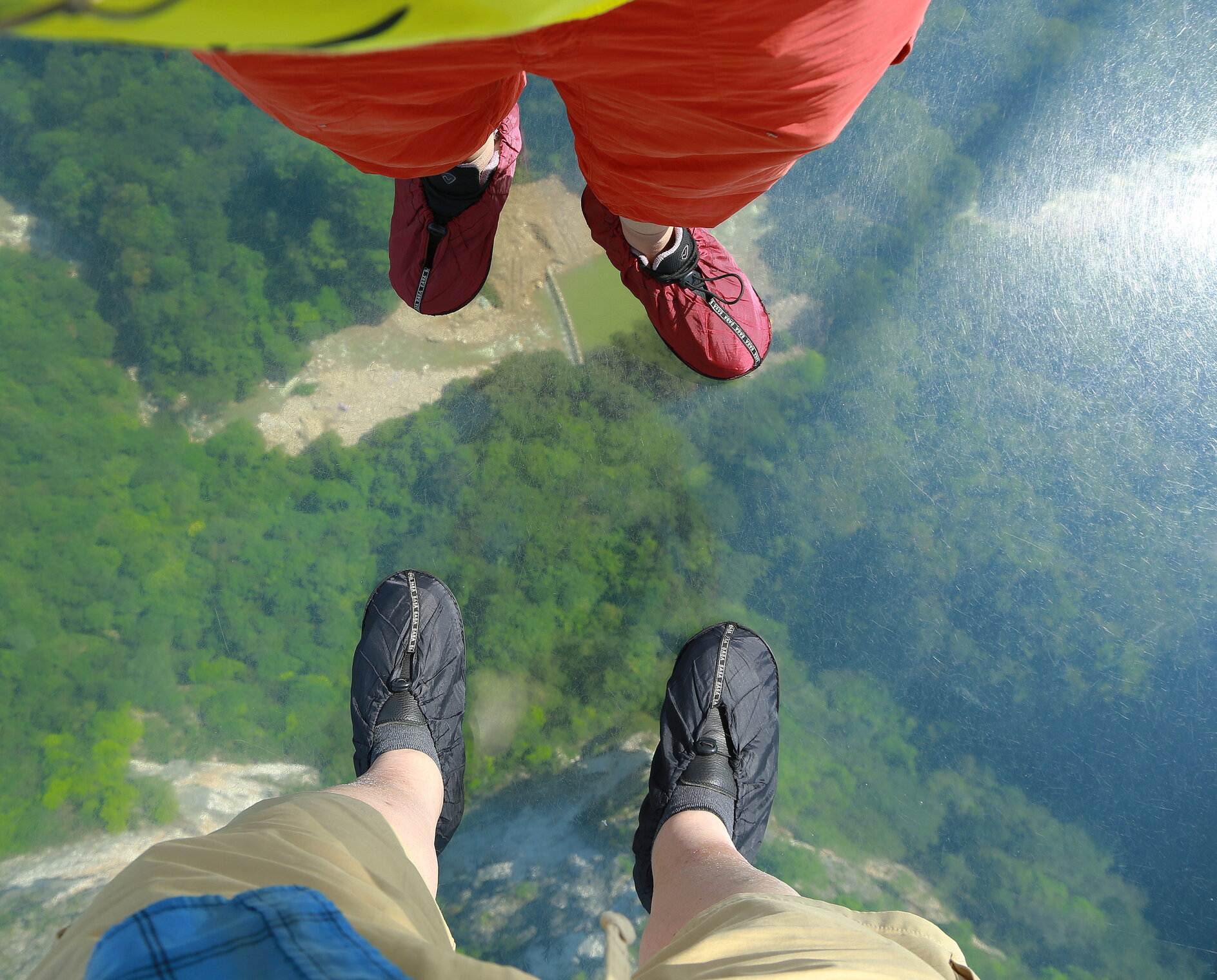 на стеклянном мосту...