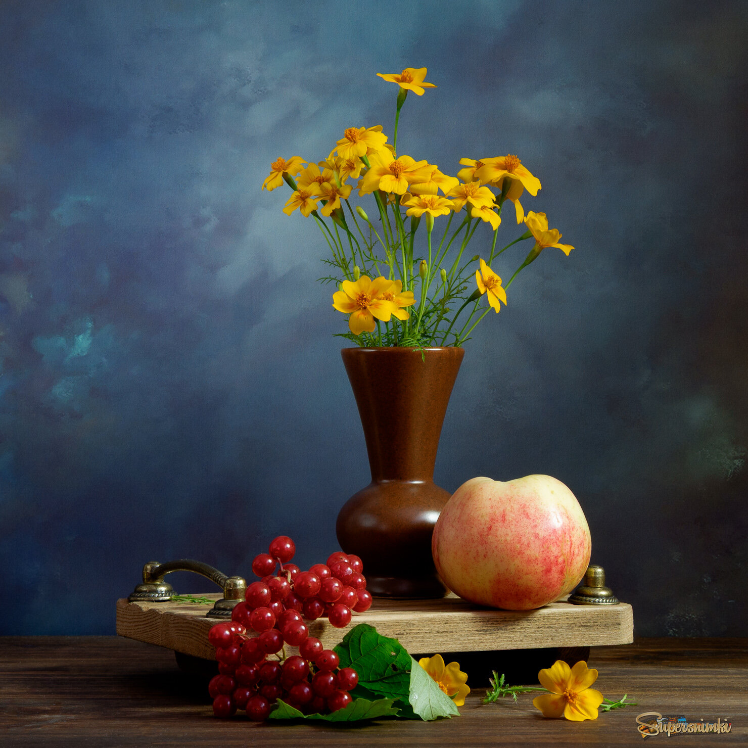 Натюрморт с яблоком 