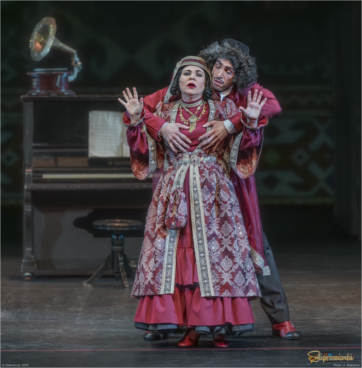Актёры з. а. Санкт-Петербурга Наталья Парашкина в роли Ханумы и Александр Муравицкий в роли  Акопа. 