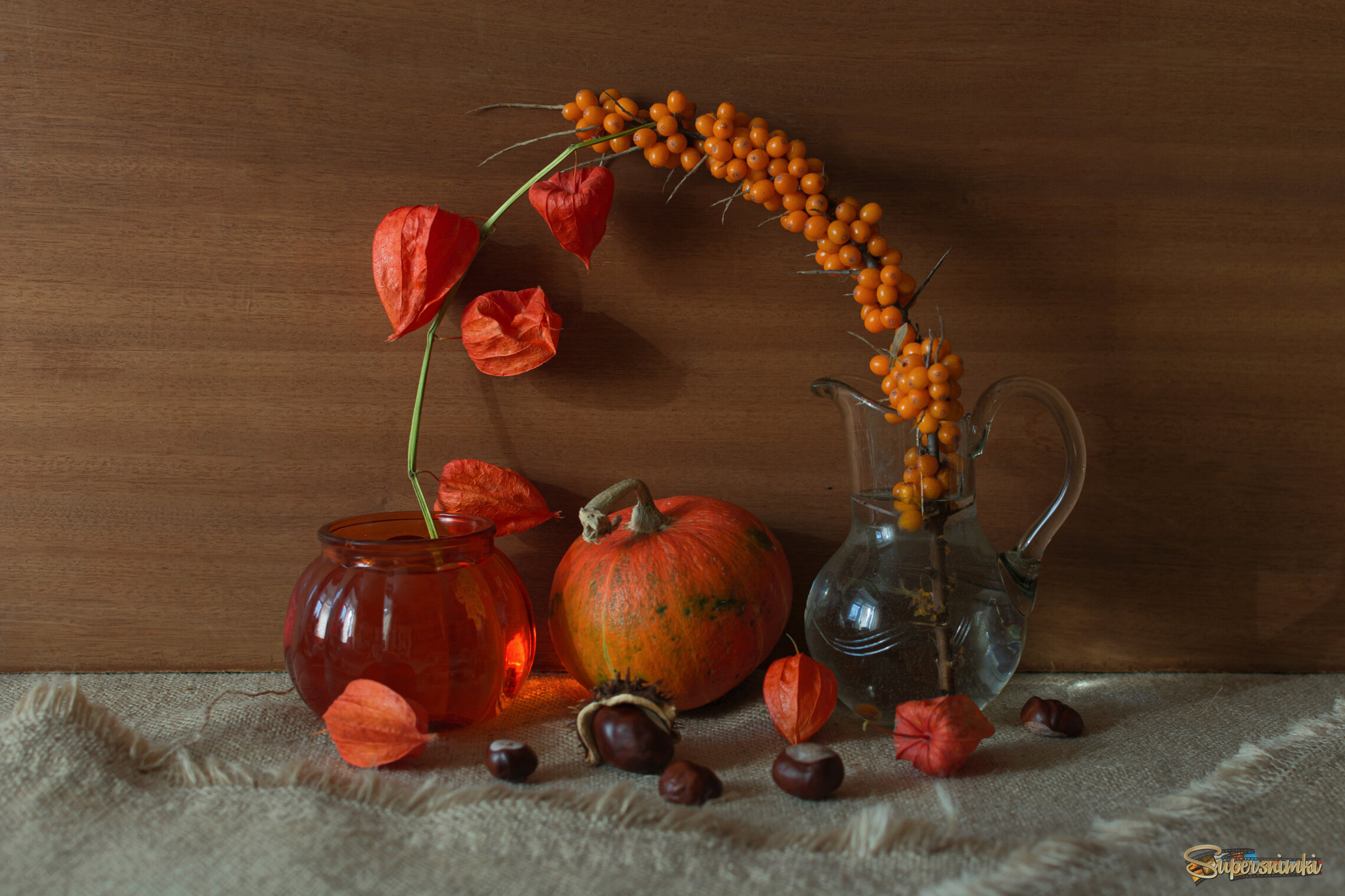 Физалис ... Облепиха...Проникновенно тёплым светом украсили осенний натюрморт...