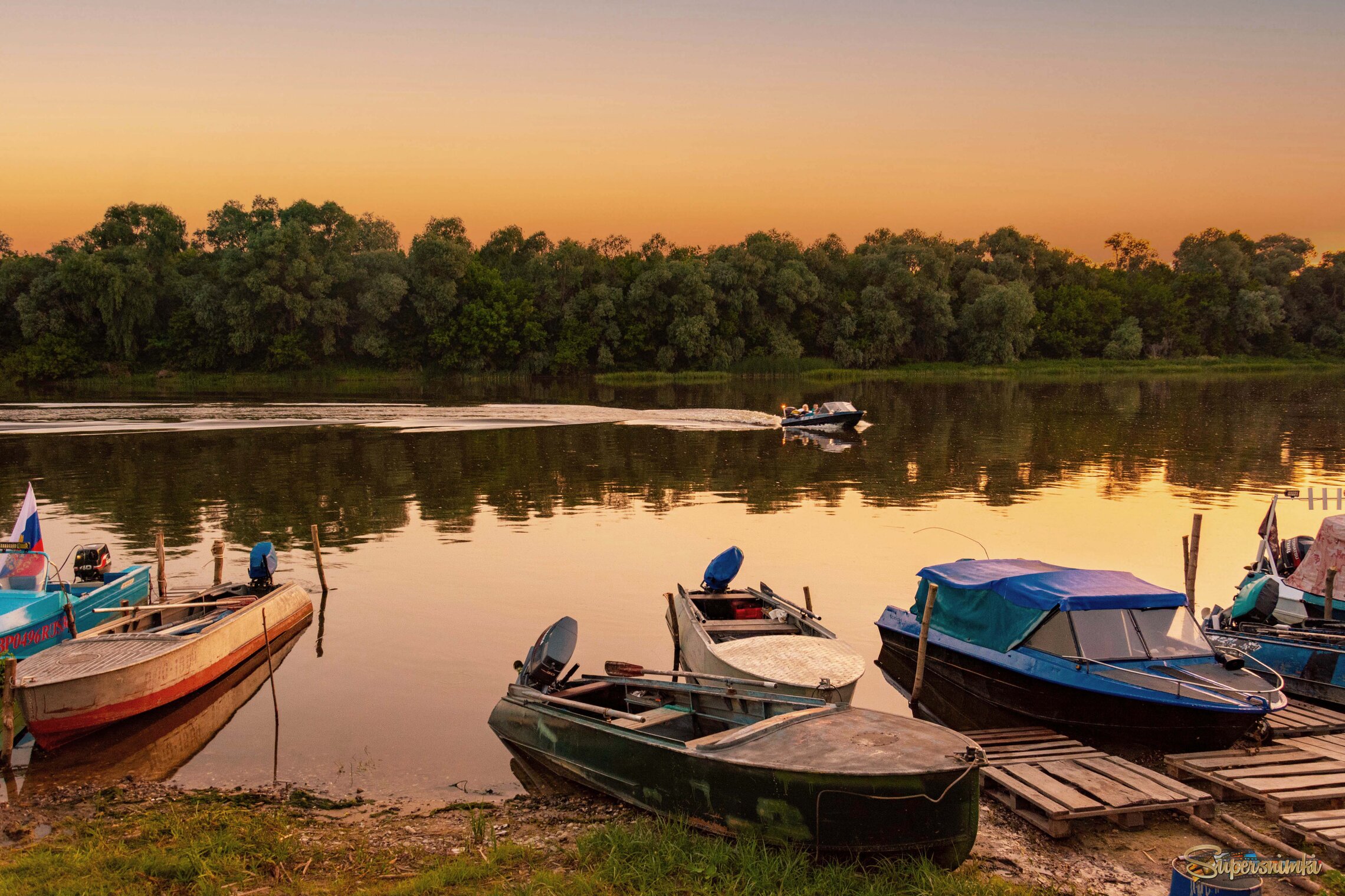 Стояли лодки у причала. Был день осенний глух и нем...