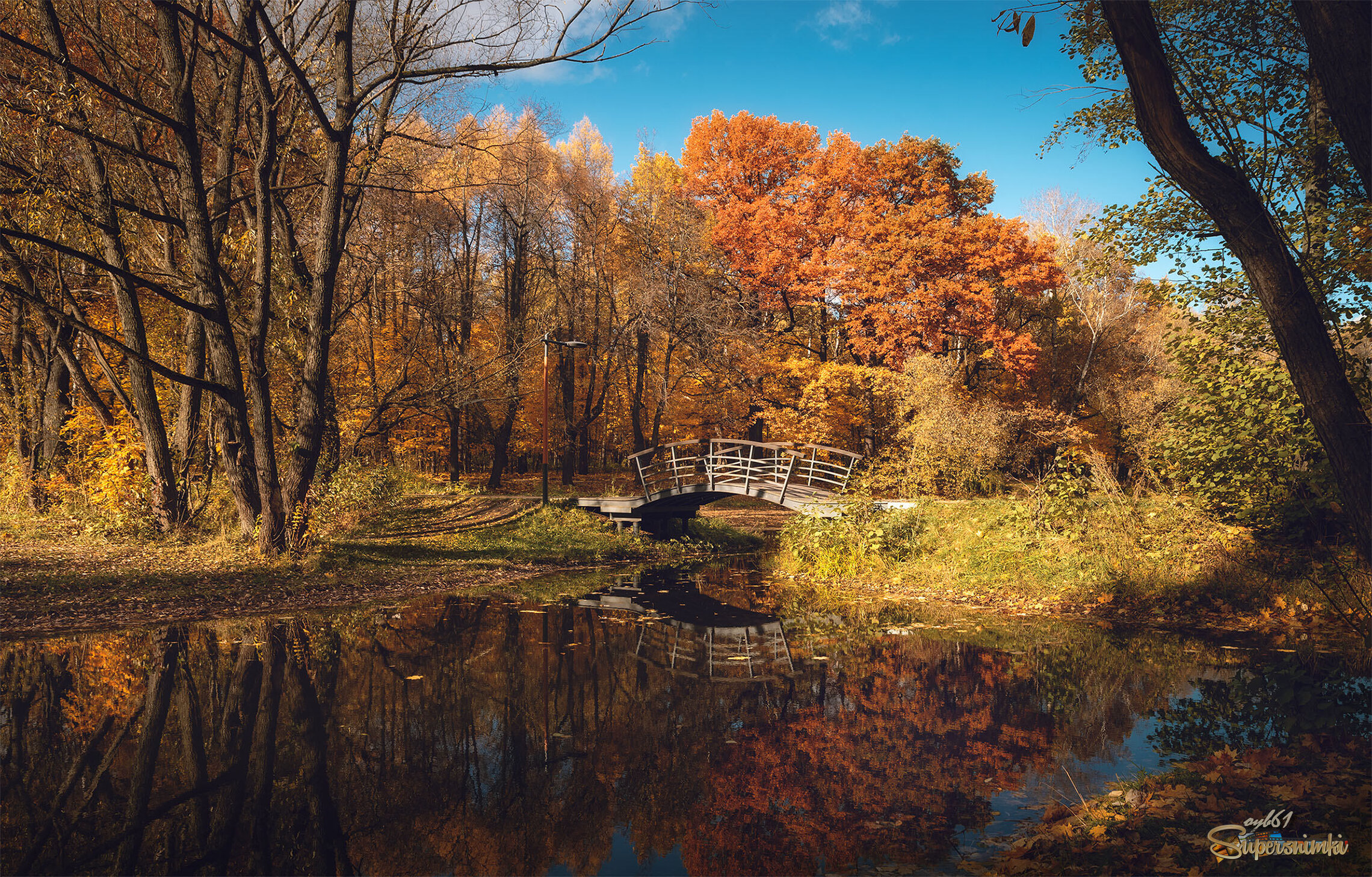 В золотых одеждах осень