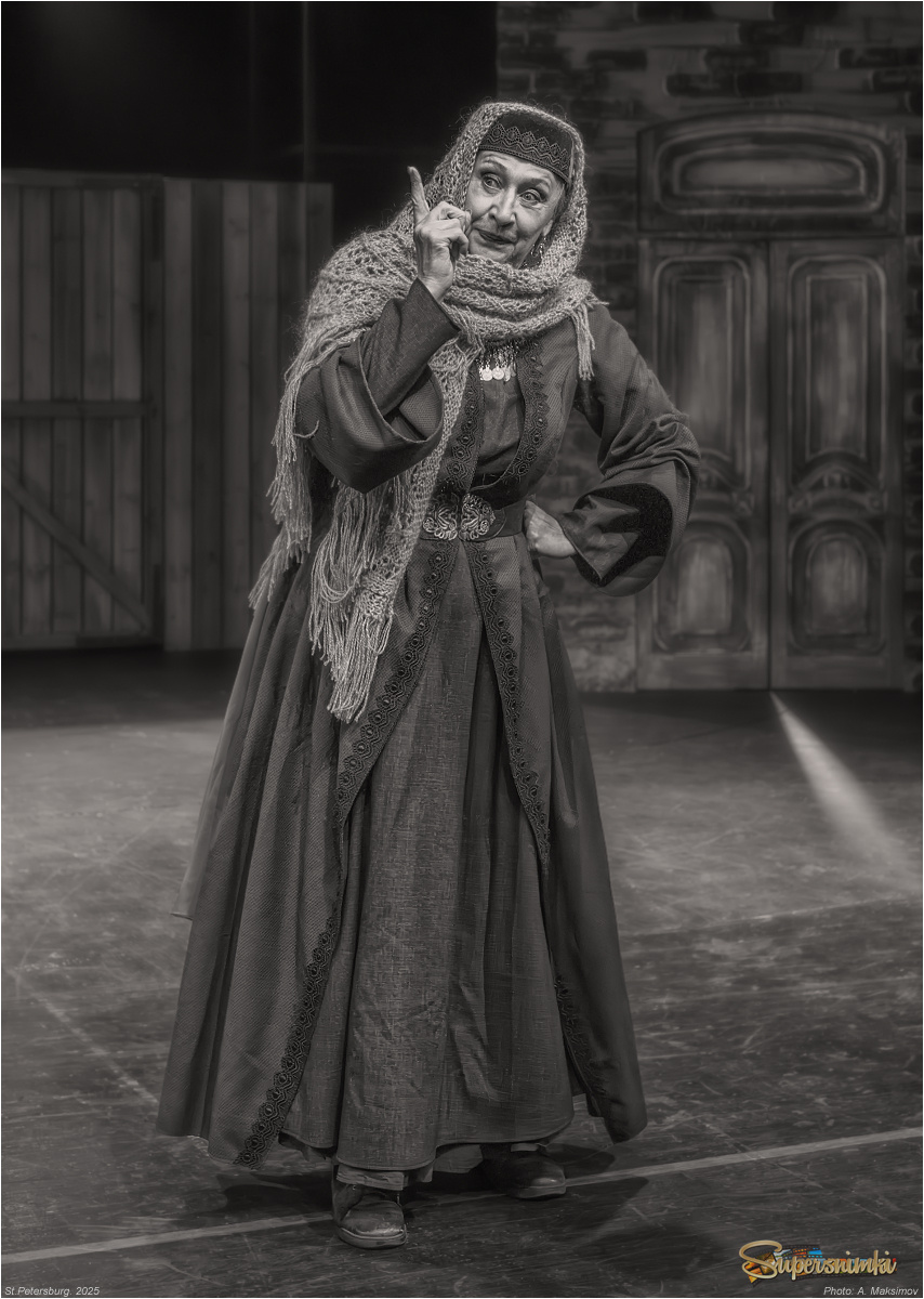 Актриса з. а. России Валентина Виноградова в роли Сары (бабушка Соны).