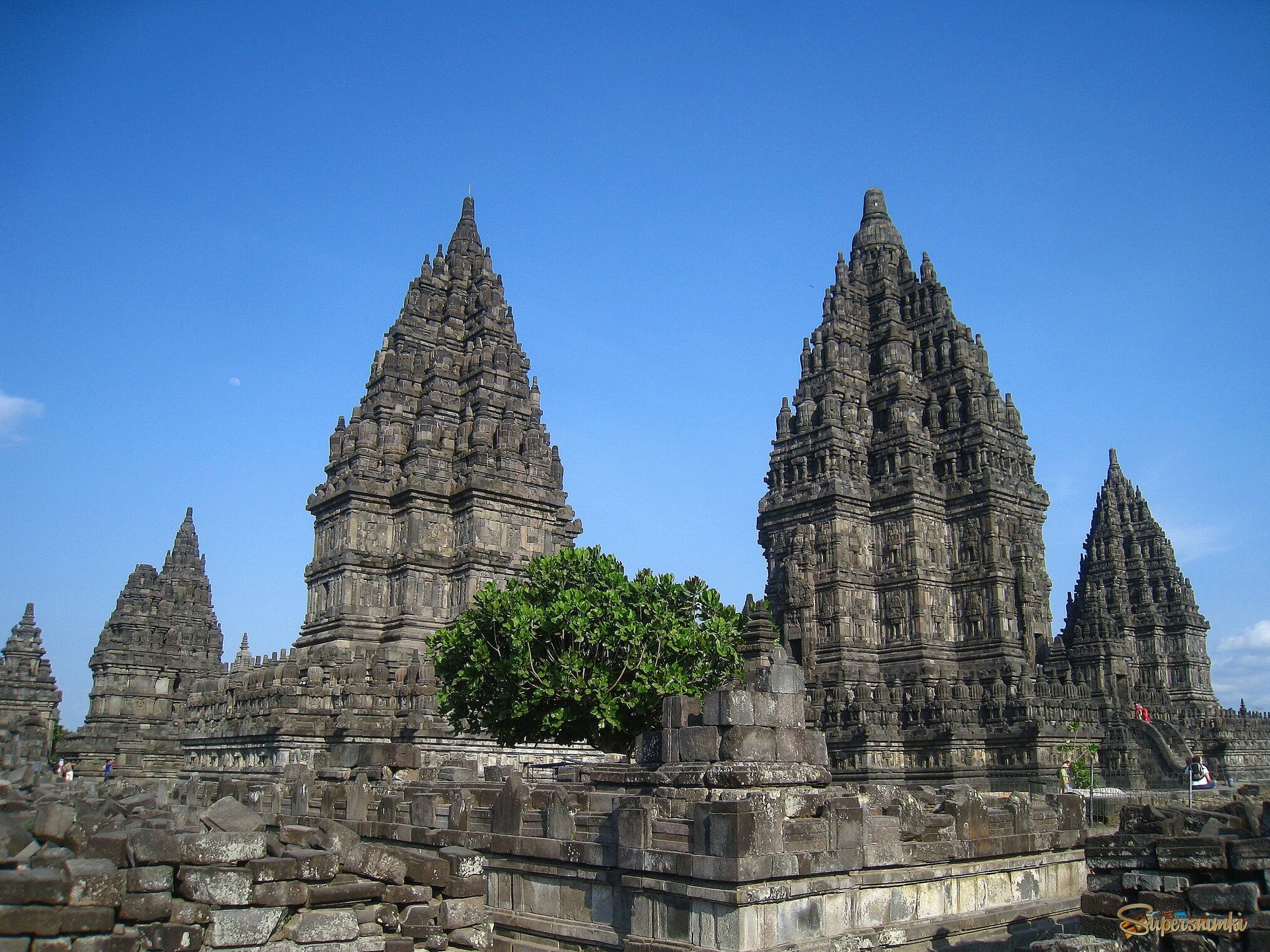 Древние храмы Прамбанан, Индонезия.