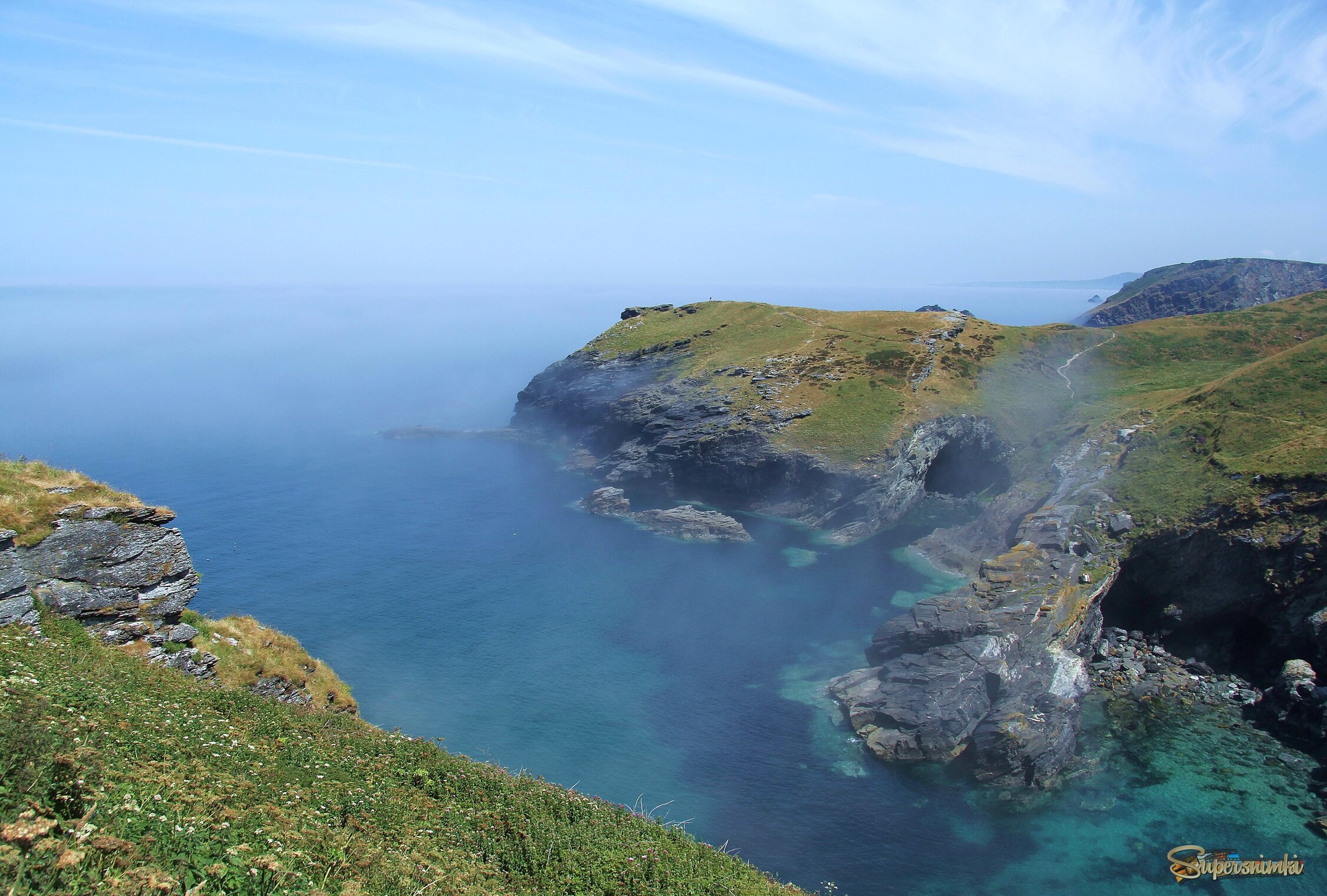 На побережье Кельтского моря в графстве Корнуэлл, Великобритания.