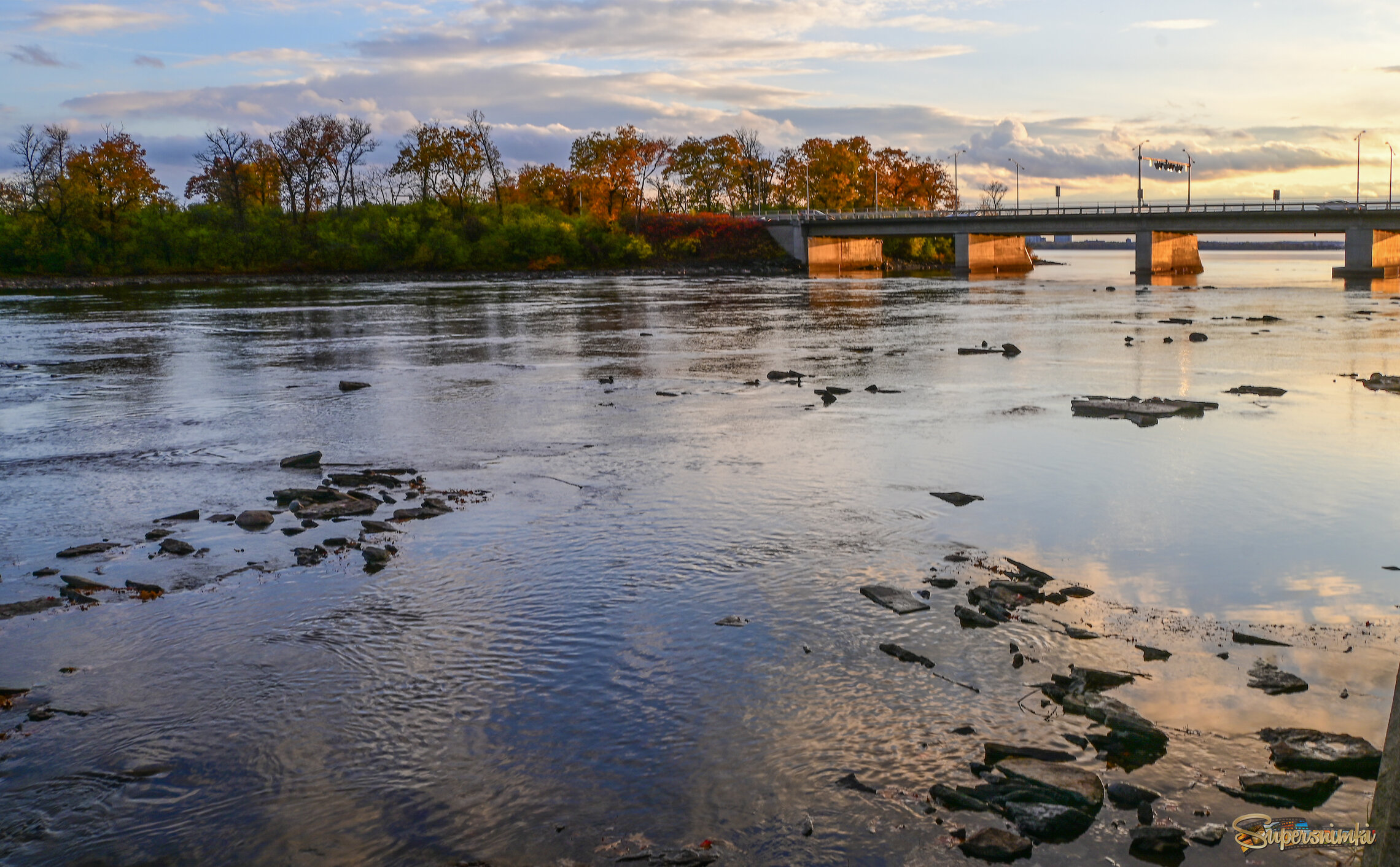Под длинным мостом