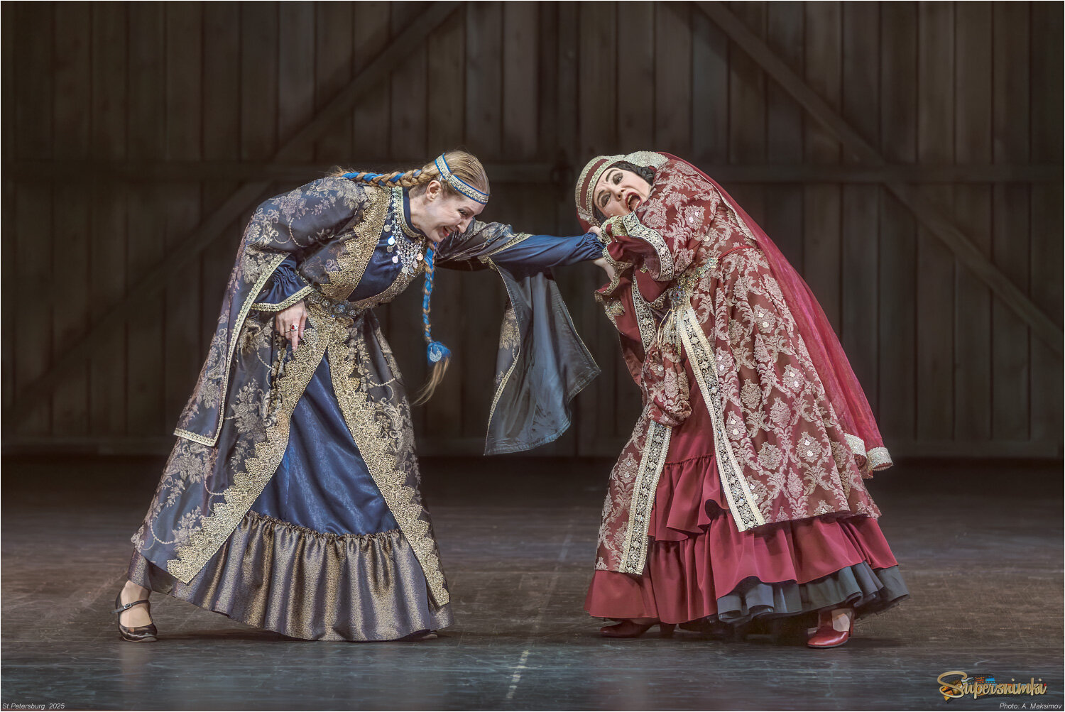 Актрисы Мария Мещерякова в роли Кабато (сваха) и з. а. Санкт-Петербурга Наталья Парашкина в роли Ханумы (сваха).