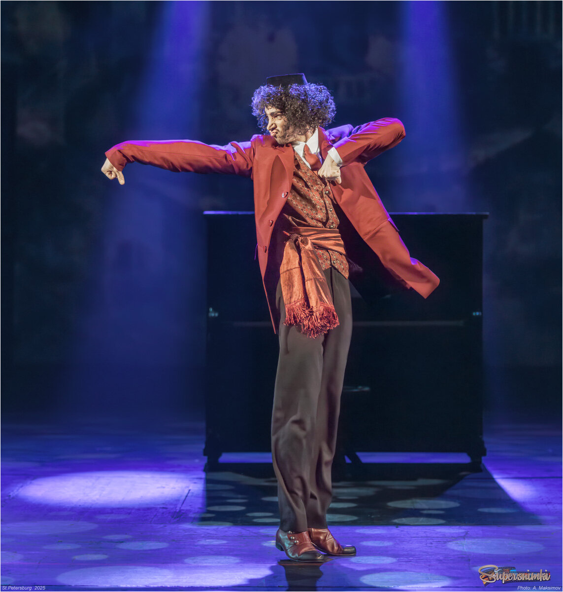 Актёр Александр Муравицкий в роли Акопа (родственник Микича).