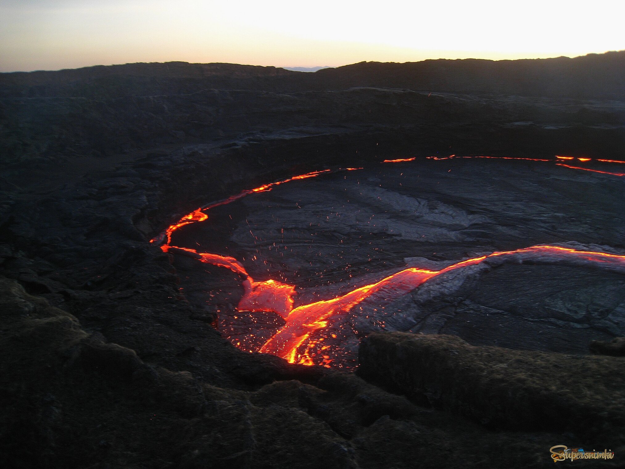 Лавовое озеро в кратере вулкана Эрта-Але.