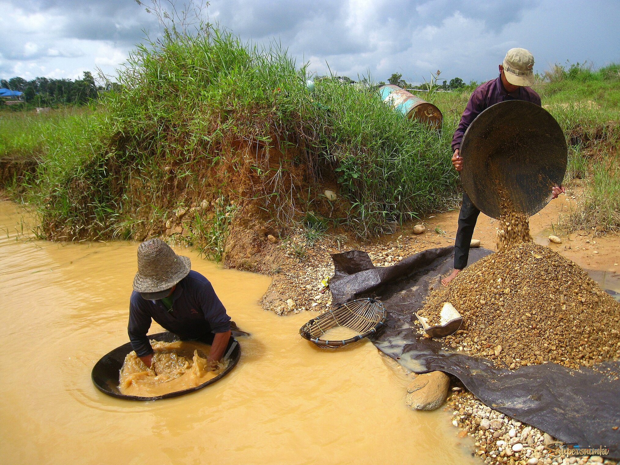 Добыча драгоценных камней и алмазов на руднике Семпака в Индонезии.
