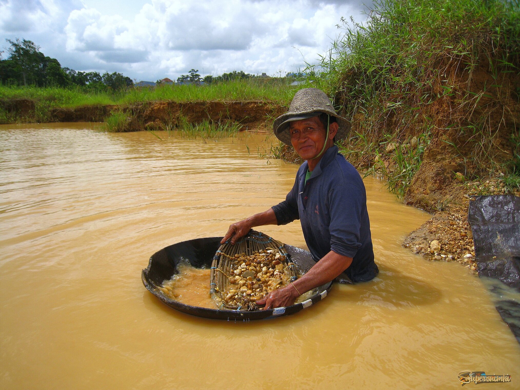 Добыча драгоценных камней на руднике Семпака в Индонезии.