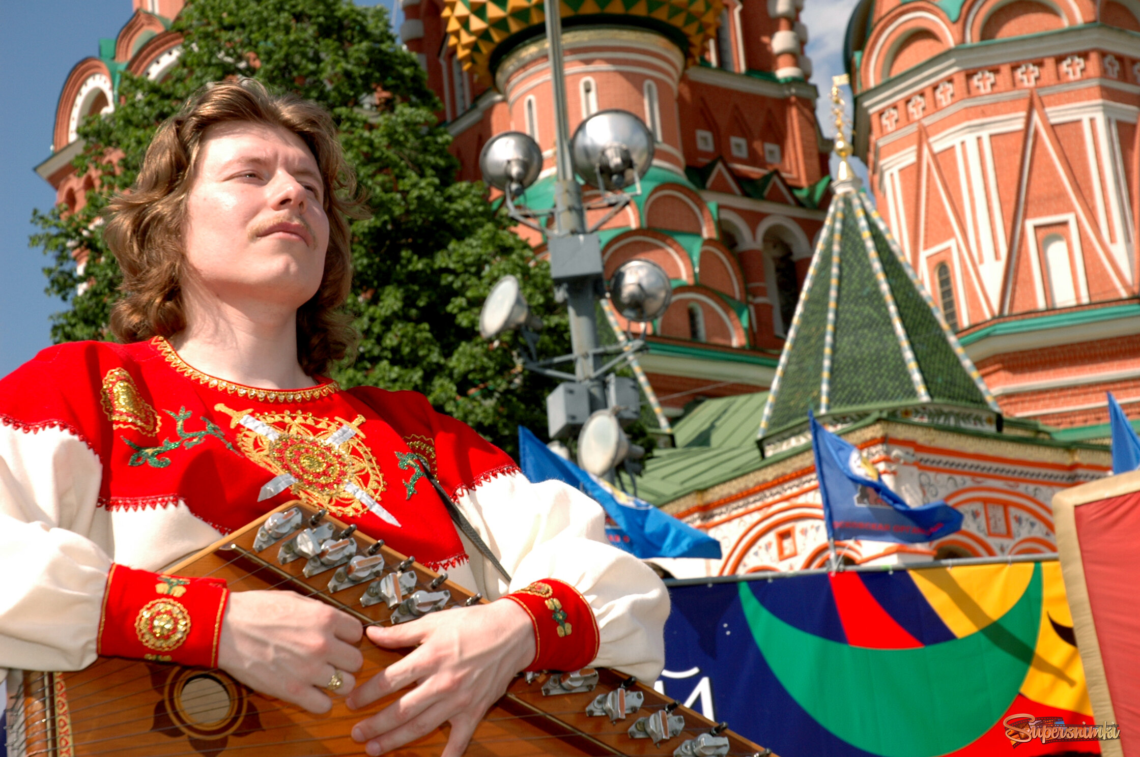 Молодой гусляр Иван Самоваров на Красной площади