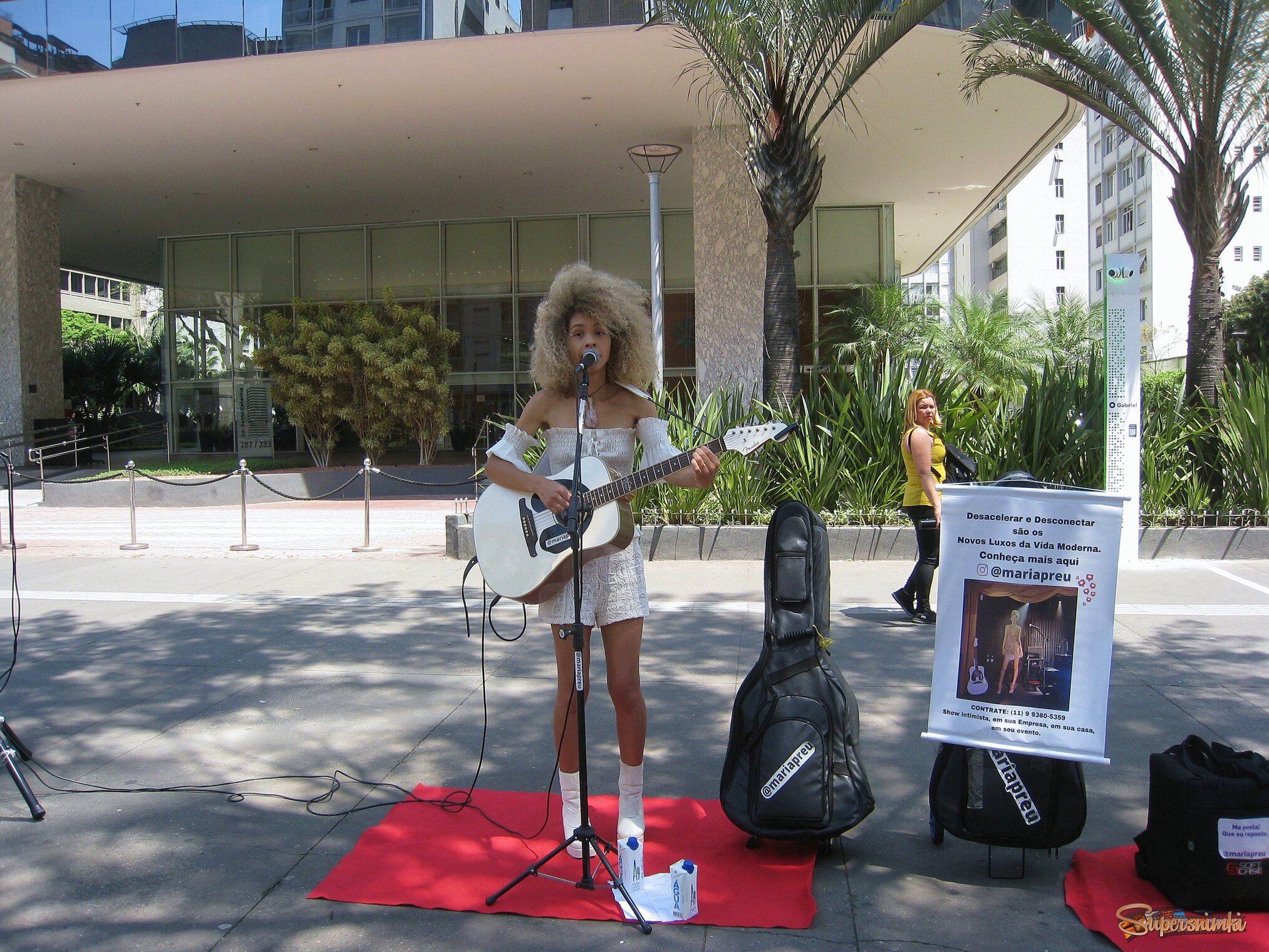 "Пой, моя гитара, пой. Как люблю я голос твой..."