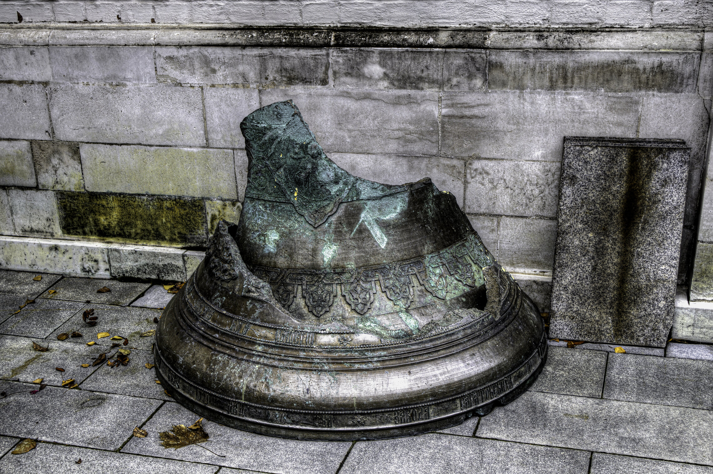 Старое Симоново. Фрагменты разбитых колоколов.