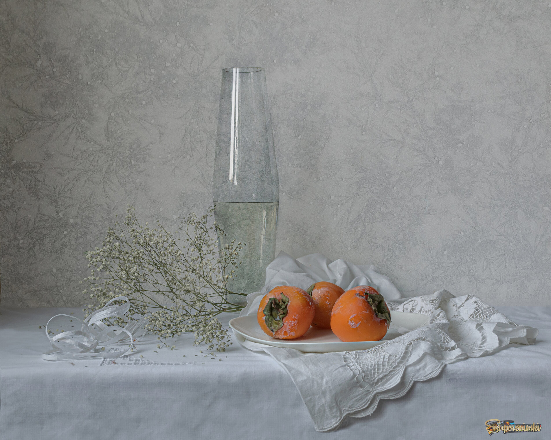 Белый натюрморт и немного хурмы