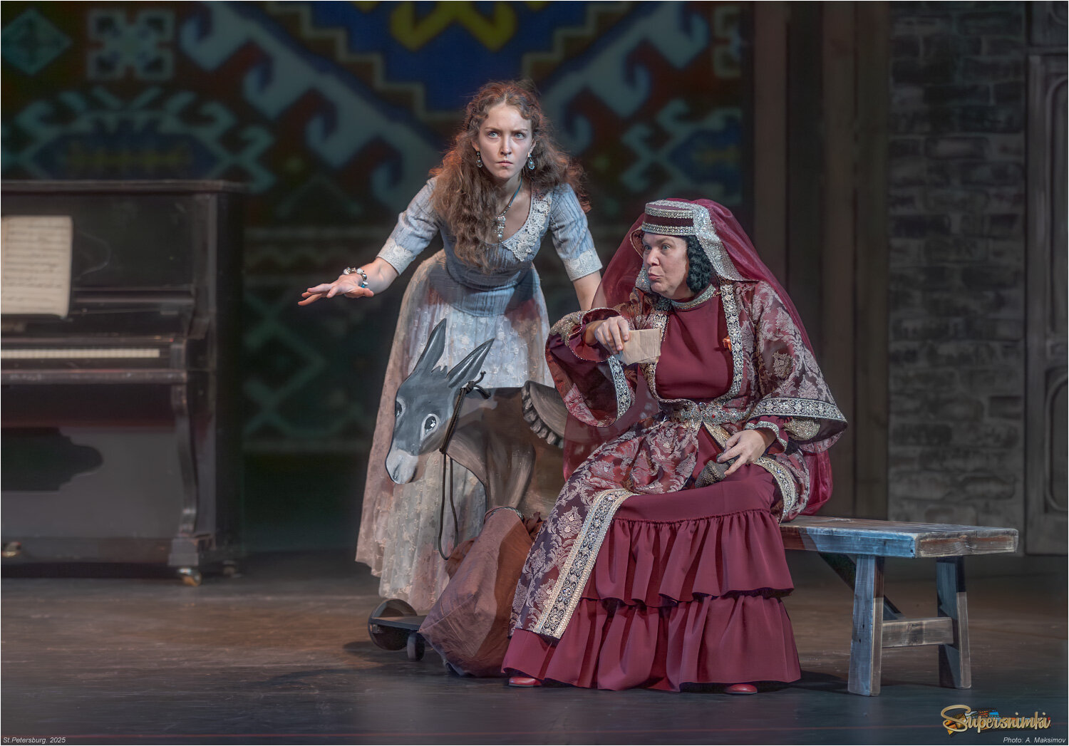 Актрисы Ксения Ольховская в роли Соны и з. а. Санкт-Петербурга Наталья Парашкина в роли Ханумы.