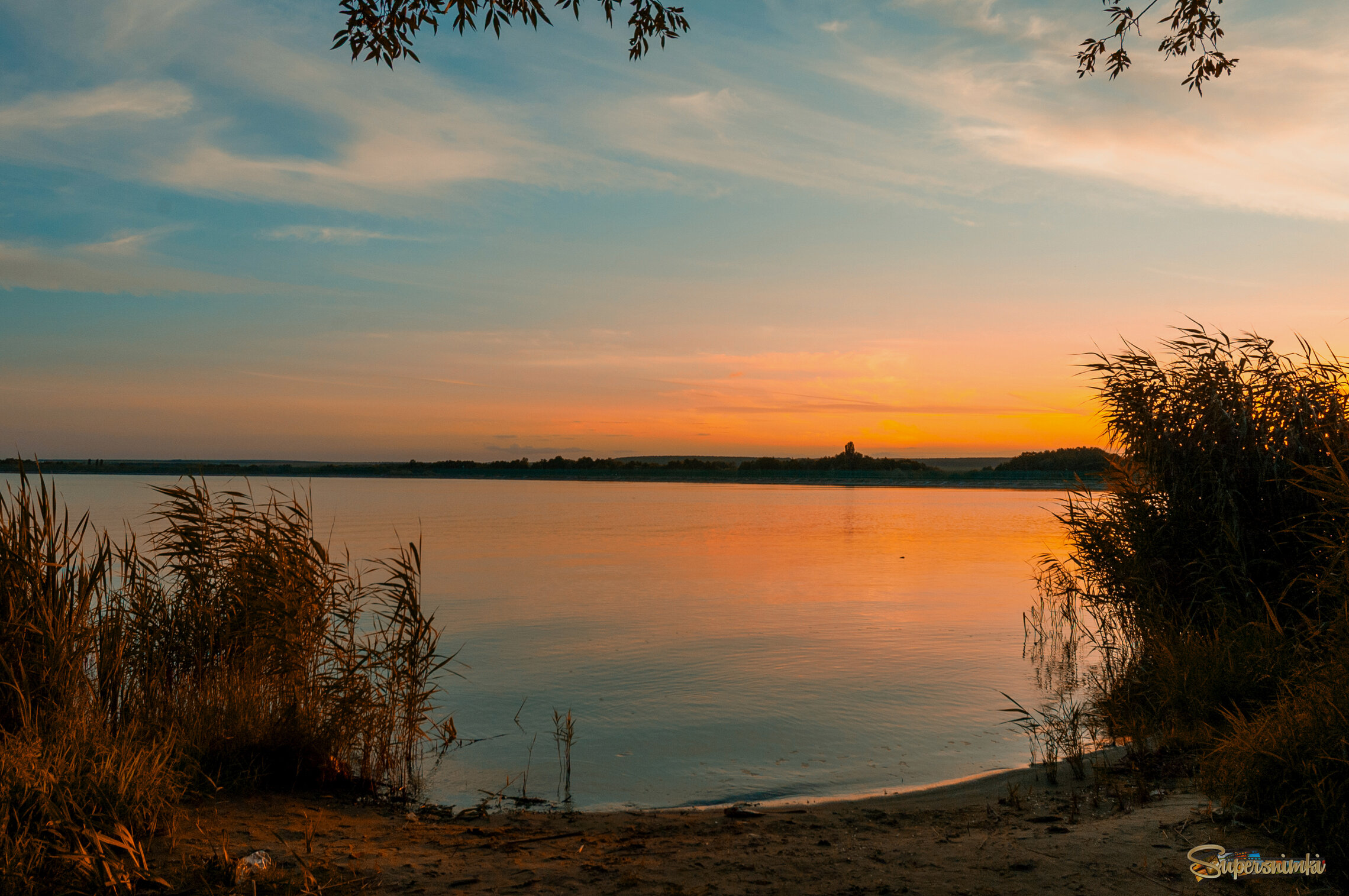 Солнце село за горою.