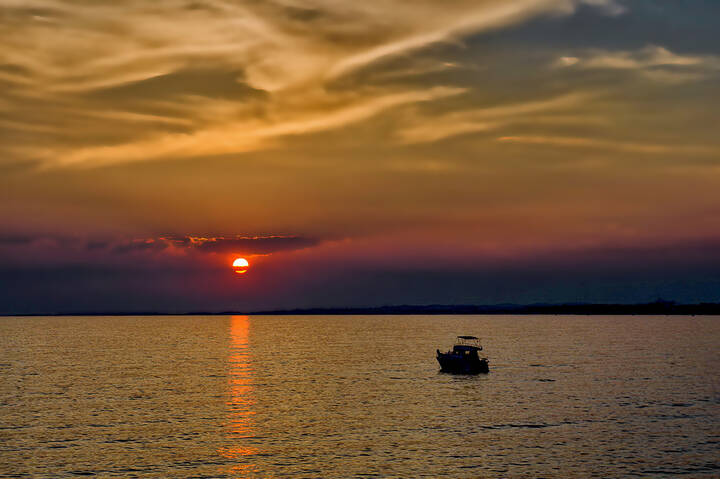 Закат на море...