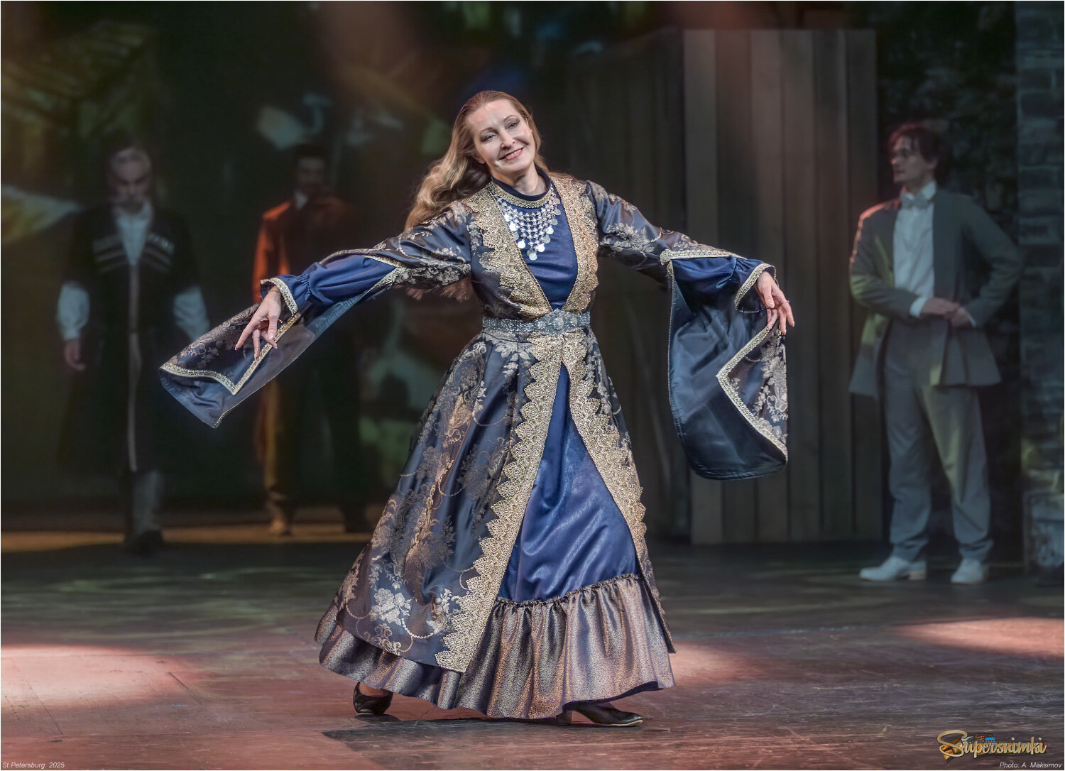 	 Выход на поклон. Актриса Мария Мещерякова в роли Кабато (сваха).