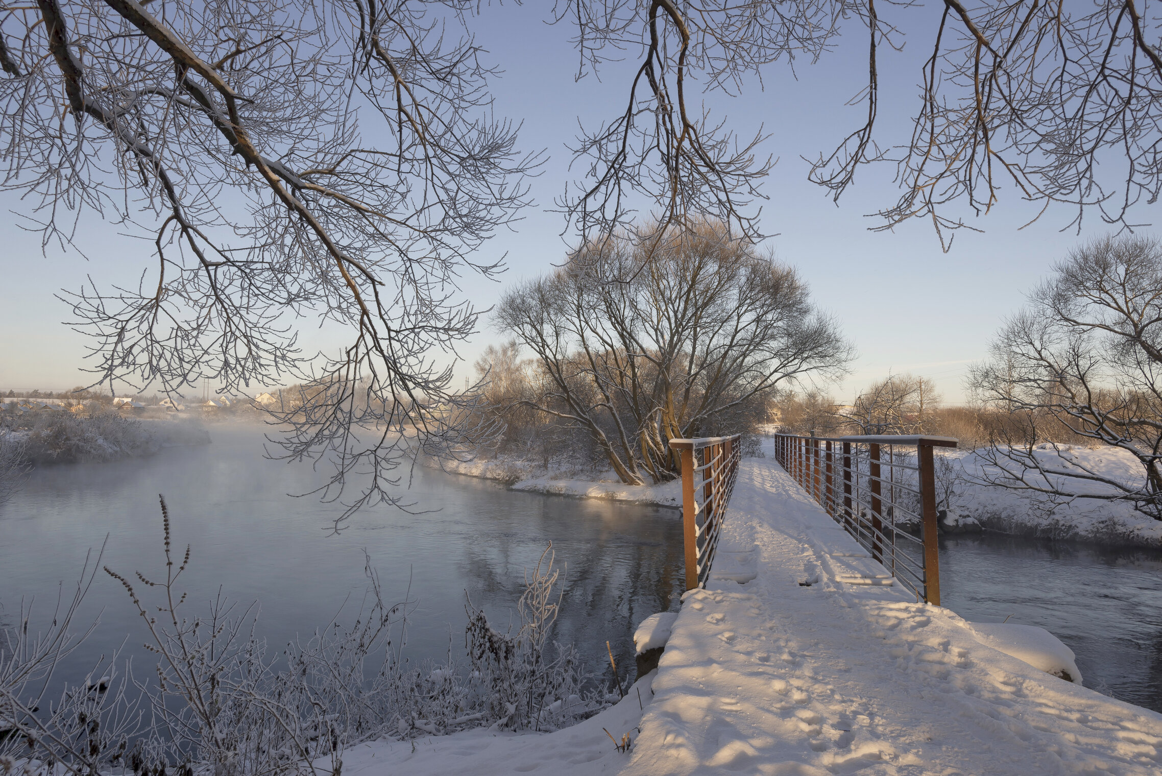Зимой по мостику...