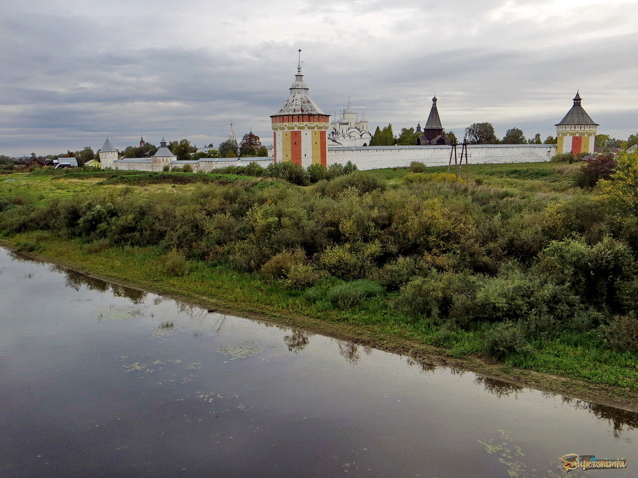 Спа́со-Прилу́цкий Димитриев монасты́рь.