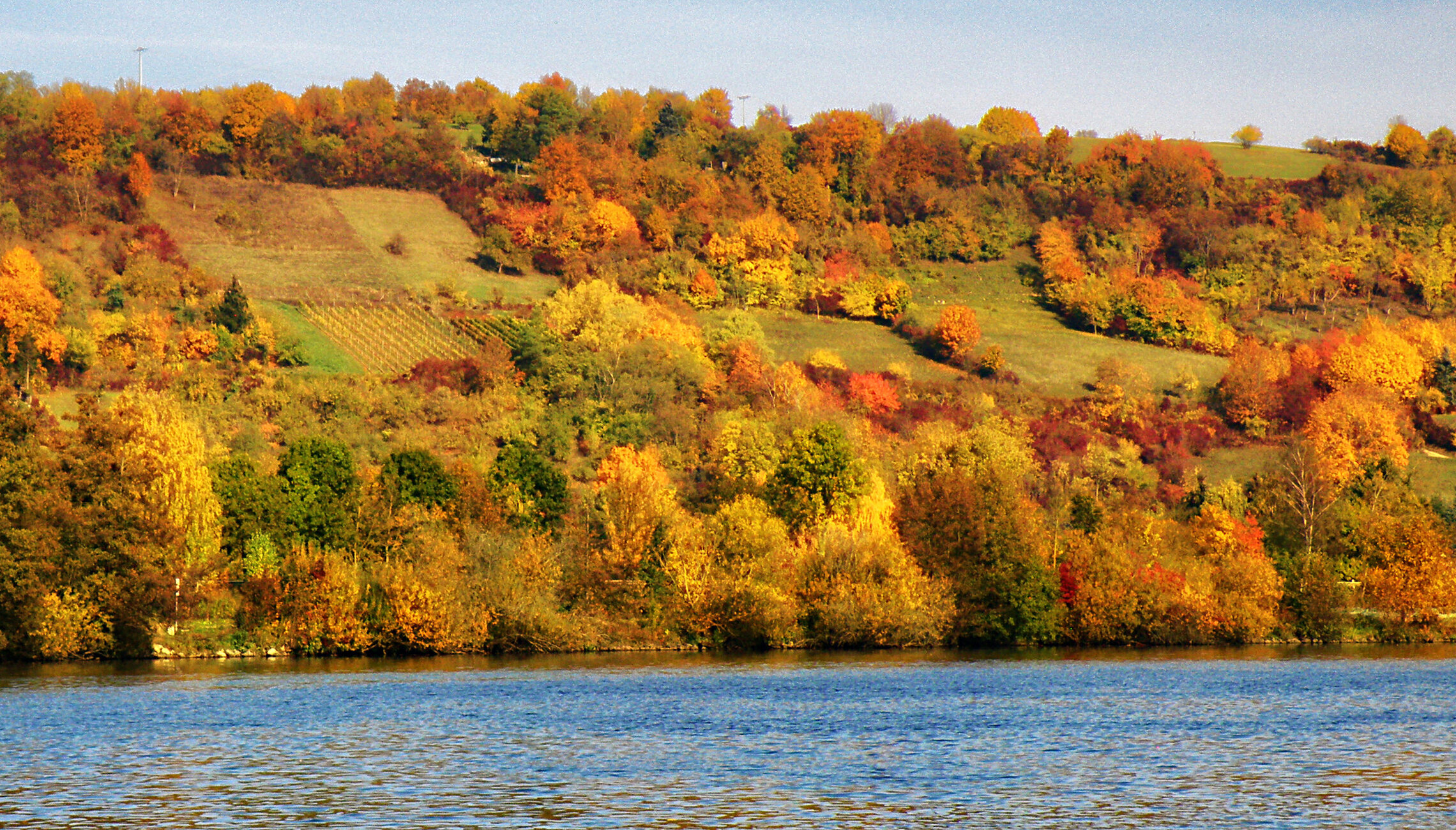 На том берегу.