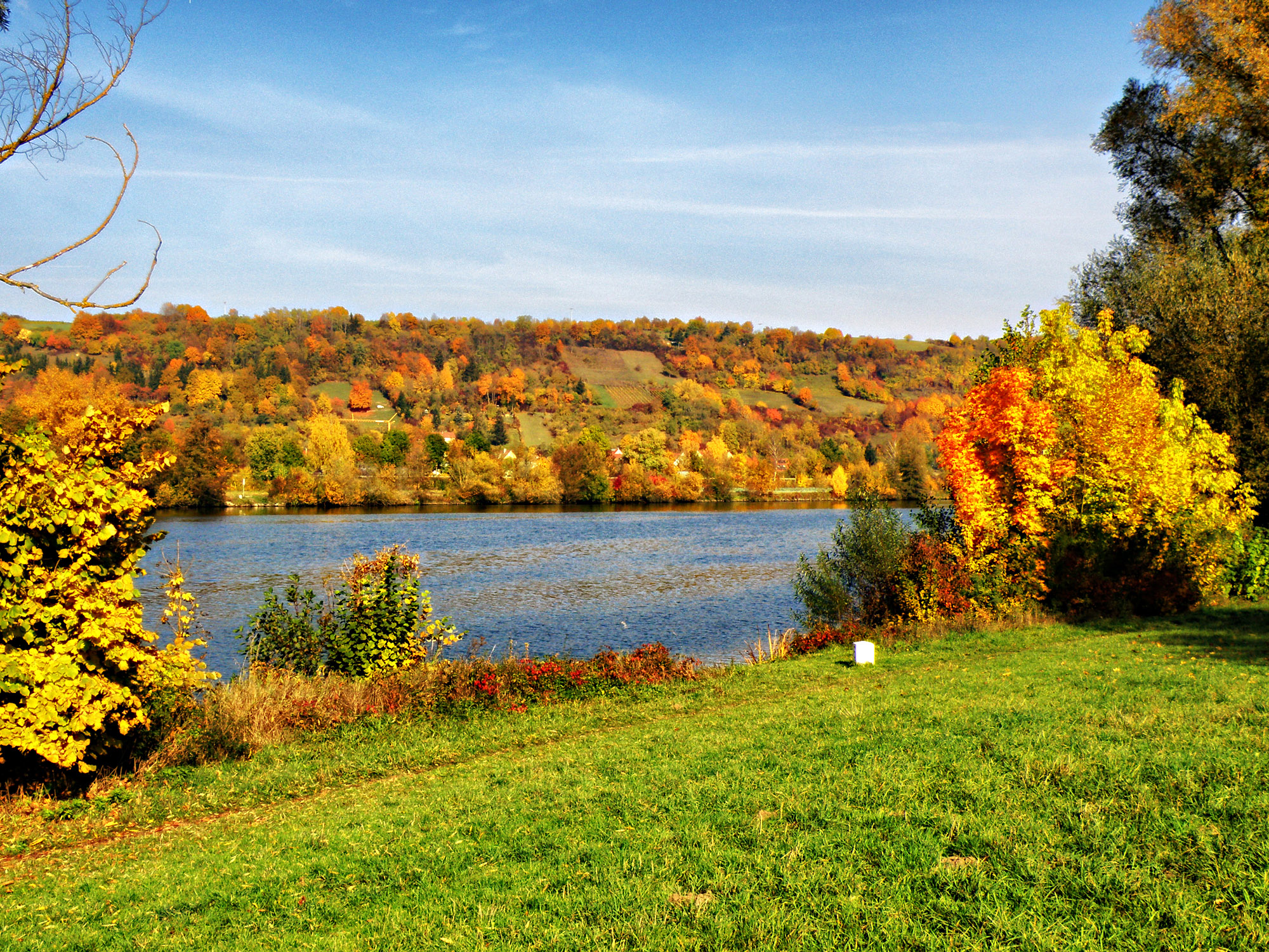 На том берегу.