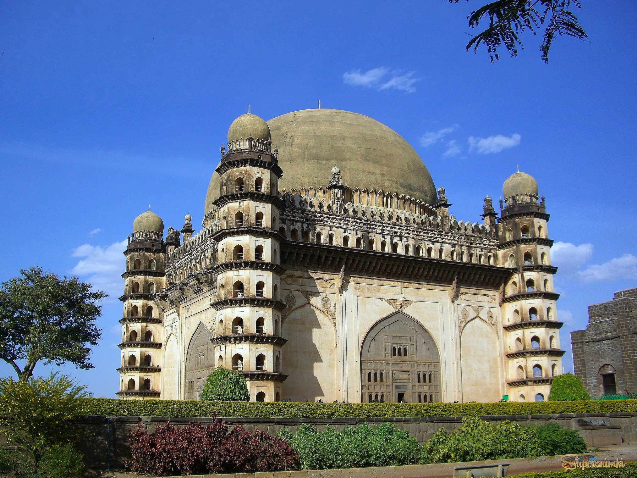 Мавзолей индийского султана Мохаммада Адил Шаха "Гол Гумбаз" в городе Биджапур, Индия.