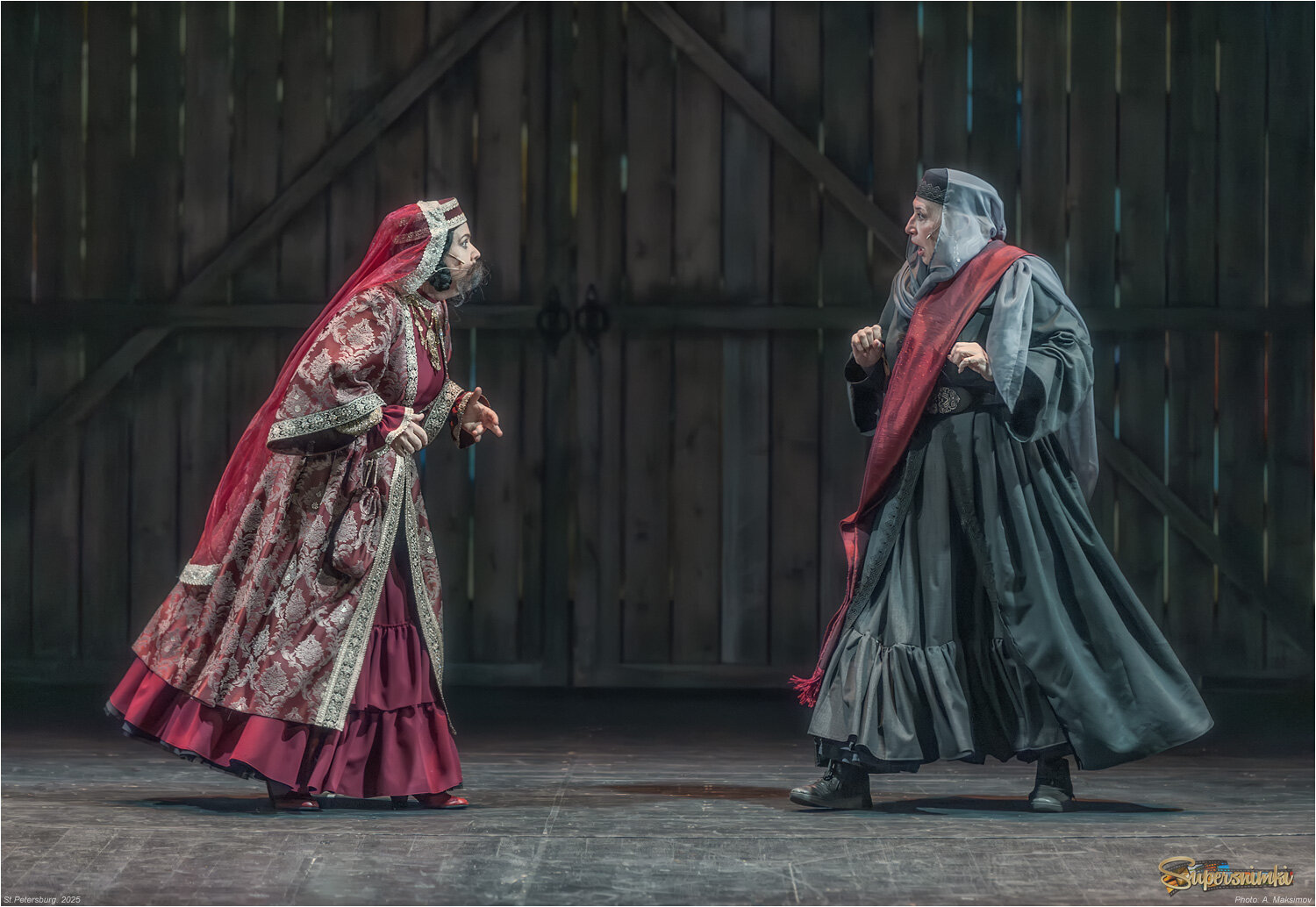 Актрисы з. а. Санкт-Петербурга Наталья Парашкина в роли Ханумы (сваха) и з. а. России Валентина Виноградова в роли Сары (бабушка Соны).