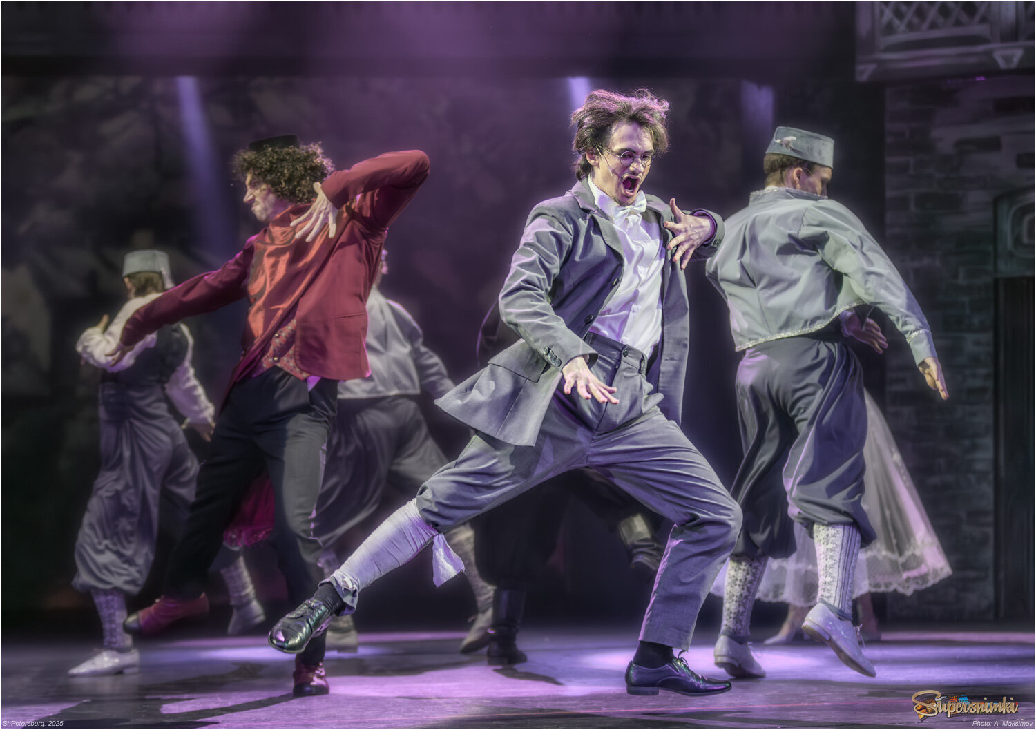 Танцы. Сцена из спектакля "Ханума". 