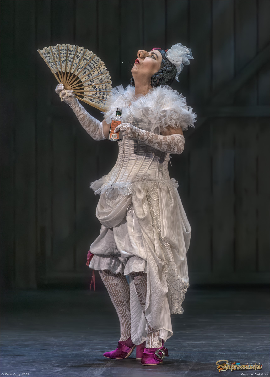 Актриса з. а. Санкт-Петербурга Наталья Парашкина в роли переодетой Ханумы в сцене "Смотрины".