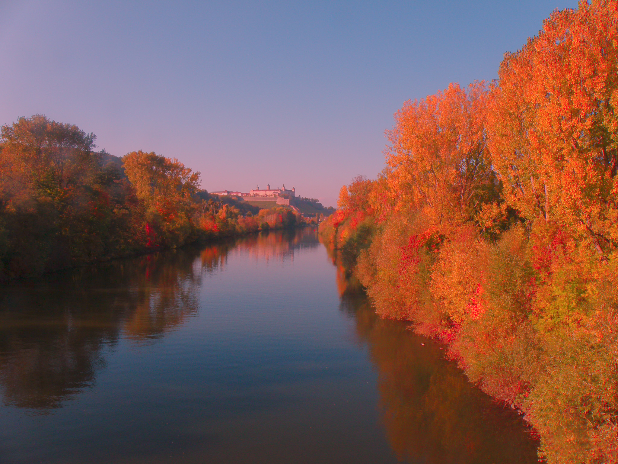 Замок над рекой.