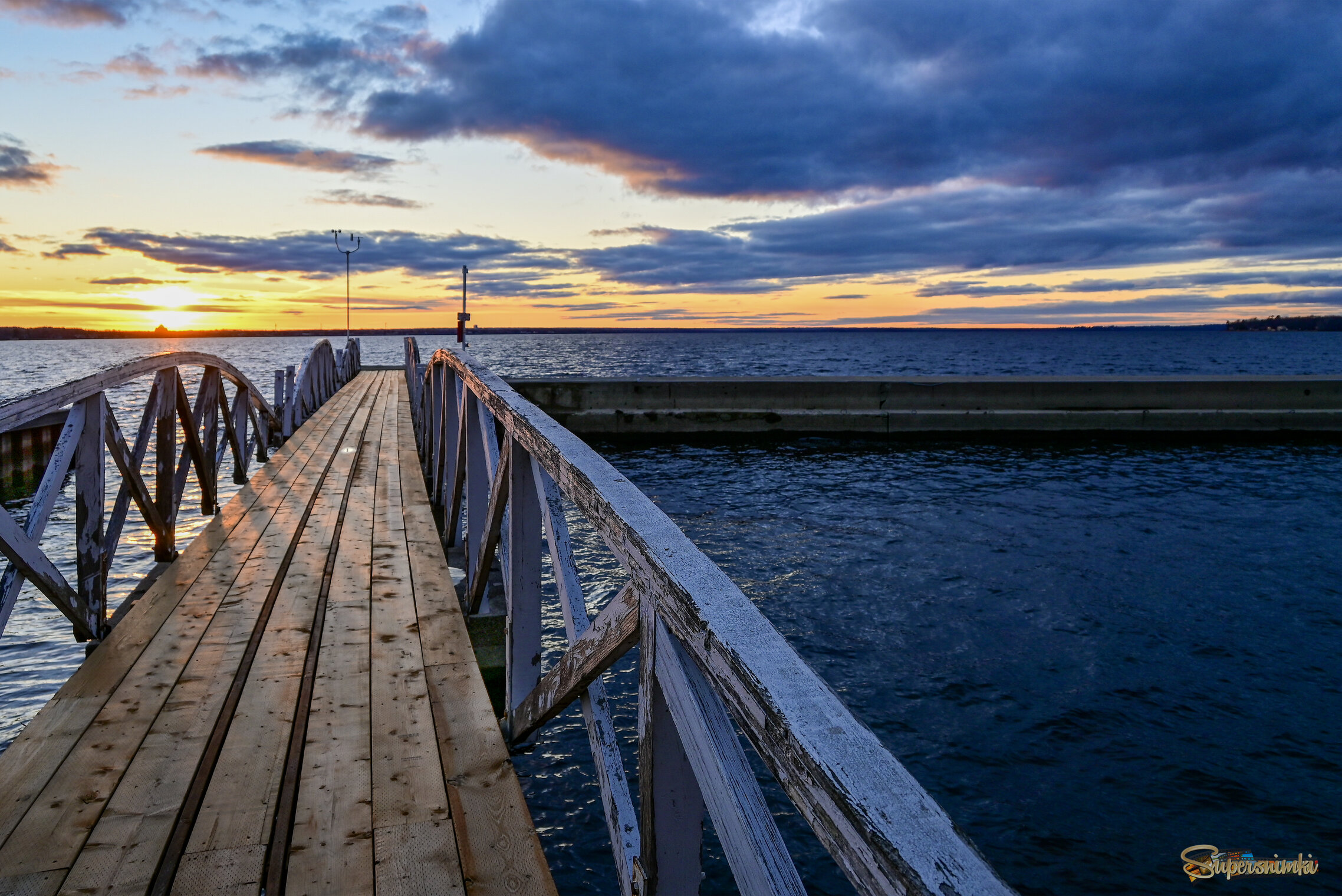 Молчат причалы