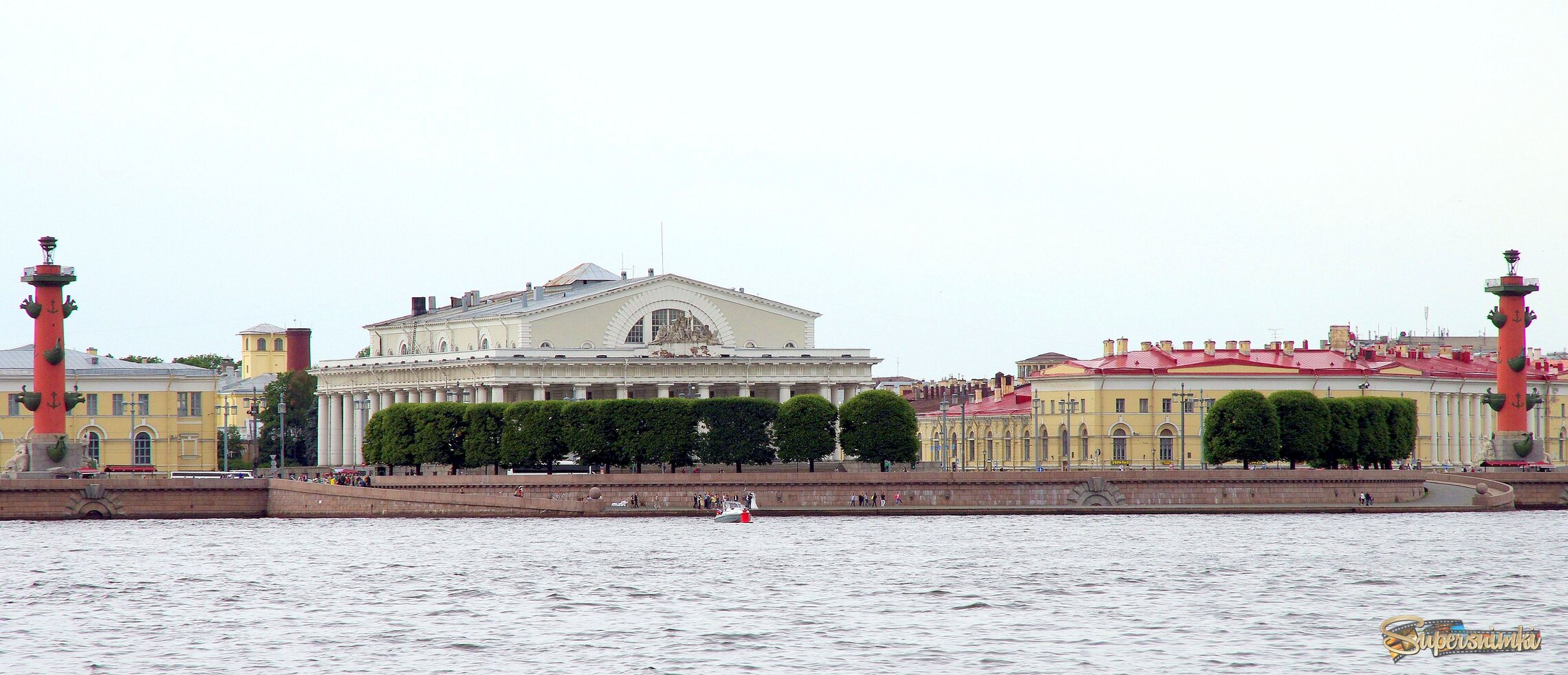 Вид на Стрелку Васильевского острова с Невы.