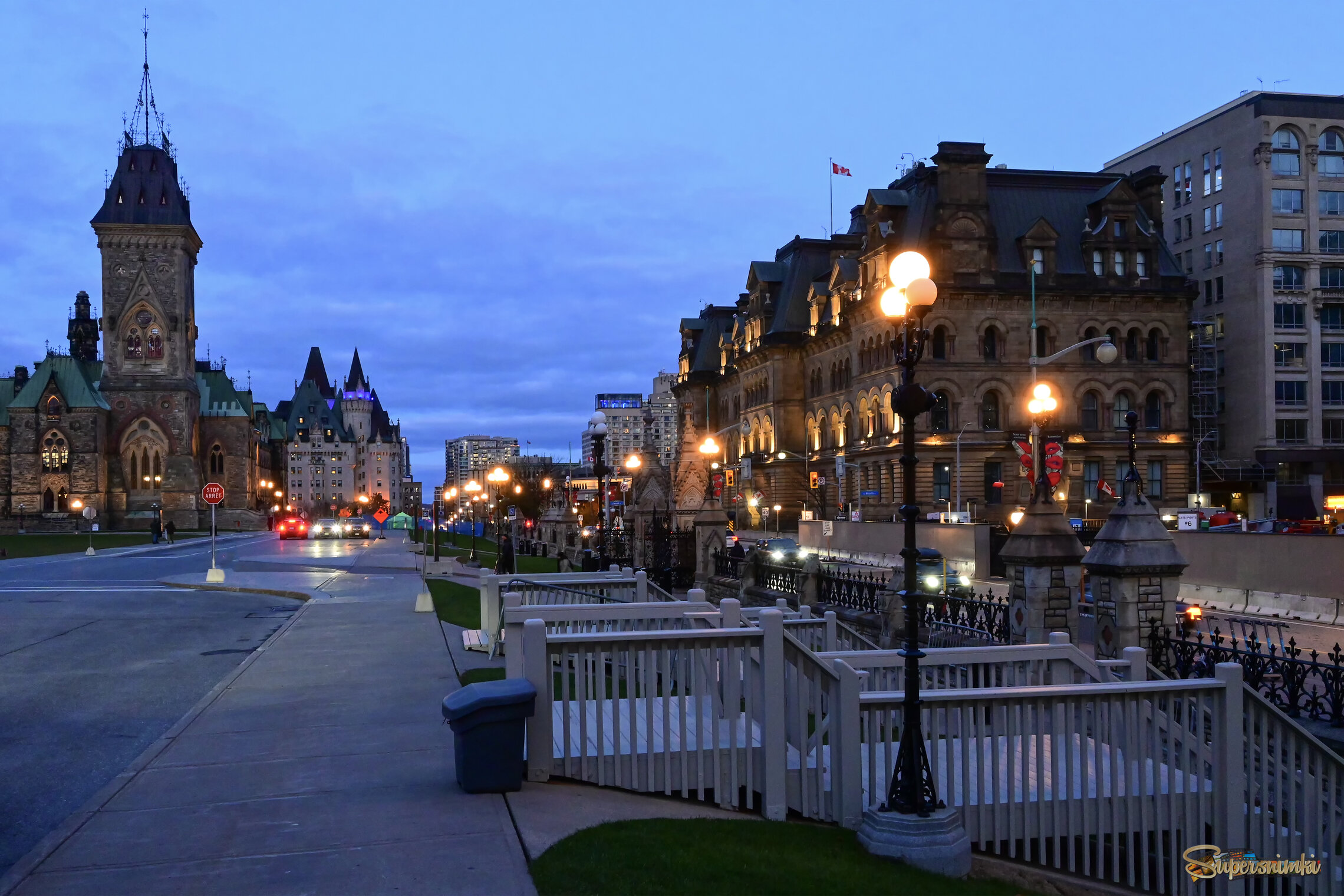  Зажигает светлячок. Свой фонарик-маячок.