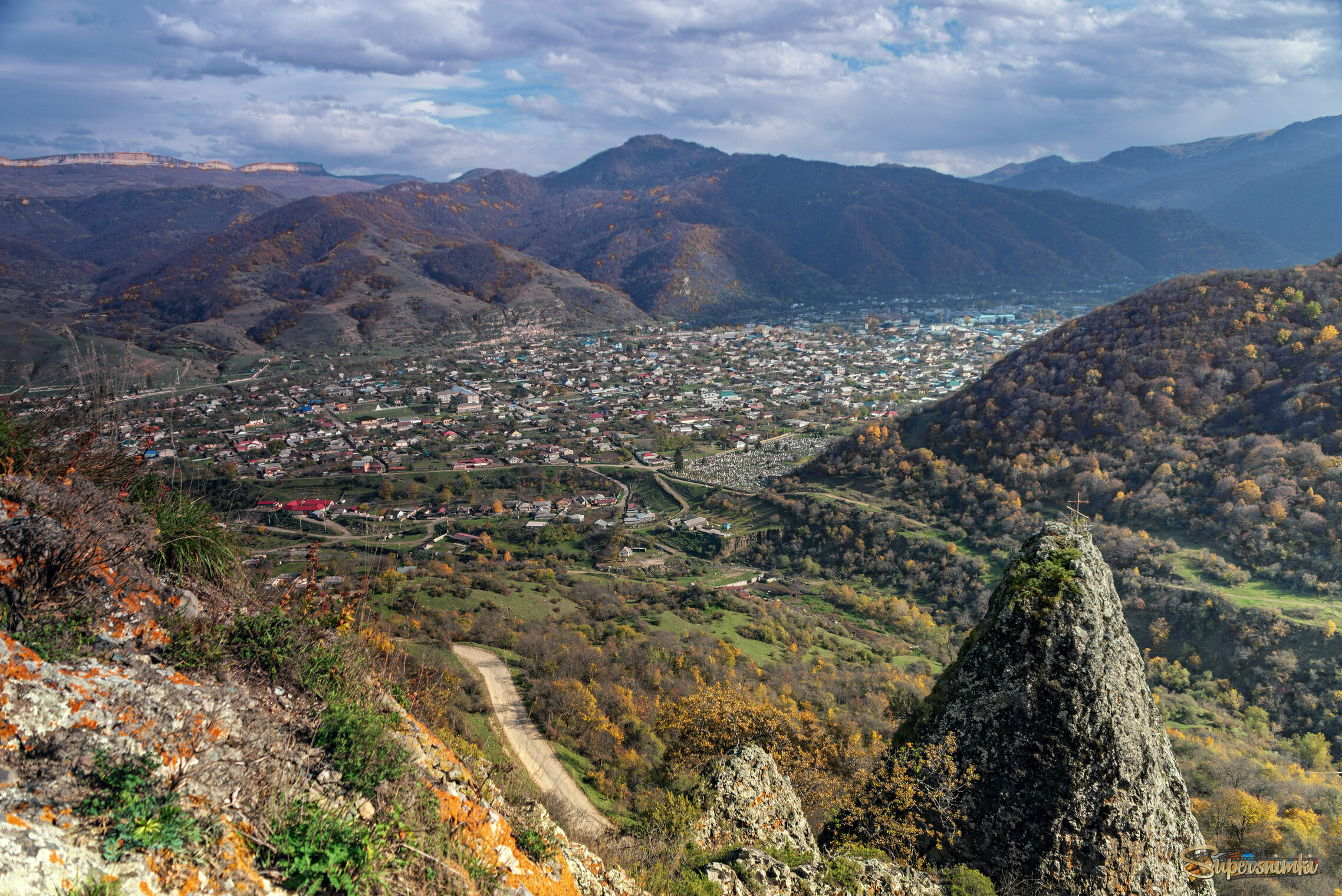 Посёлок среди гор.