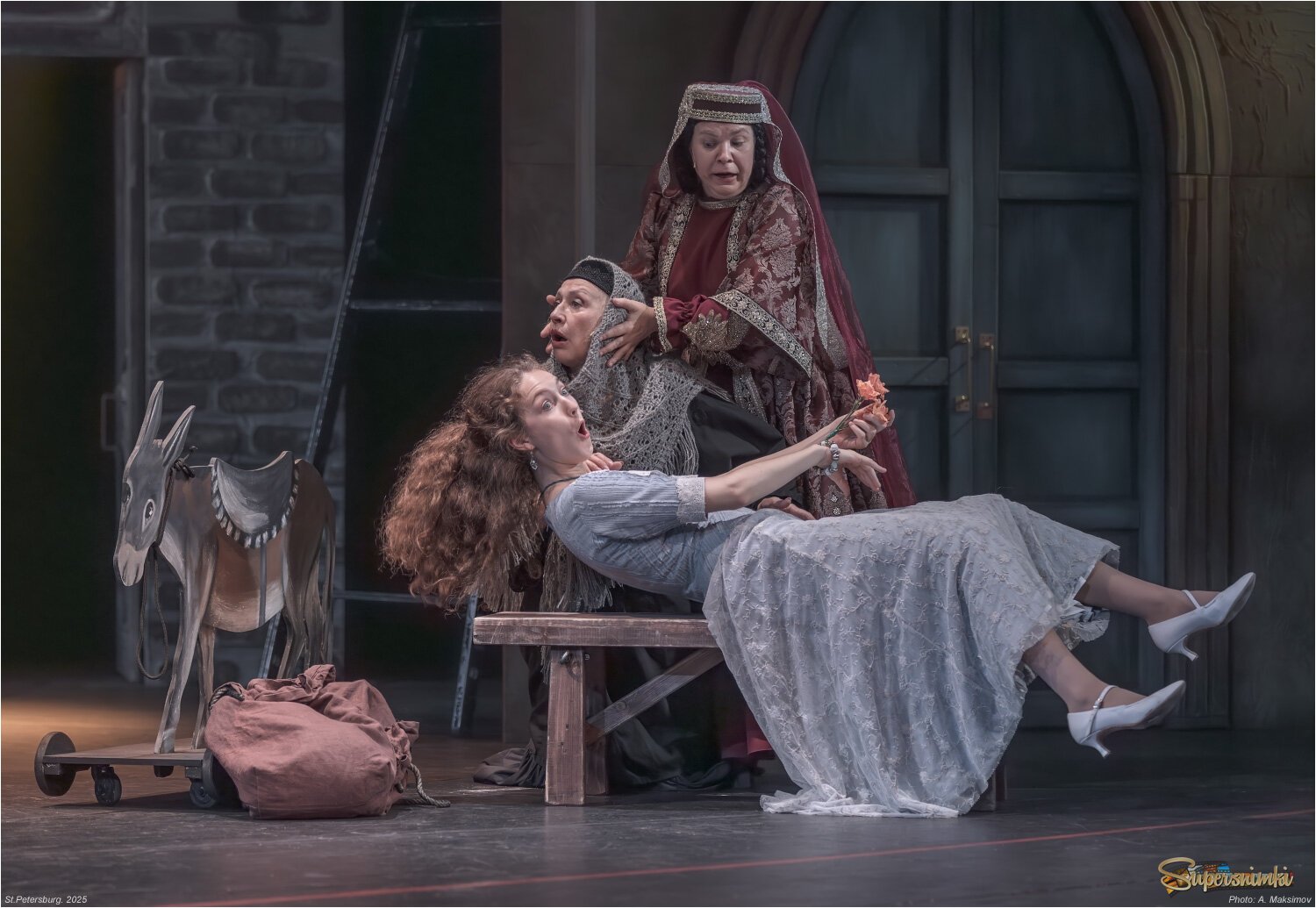 Актрисы Ксения Ольховская в роли Соны, з. а. России Валентина Виноградова в роли Сары (бабушка Соны) и з. а. Санкт-Петербурга Наталья Парашкина в роли Ханумы.