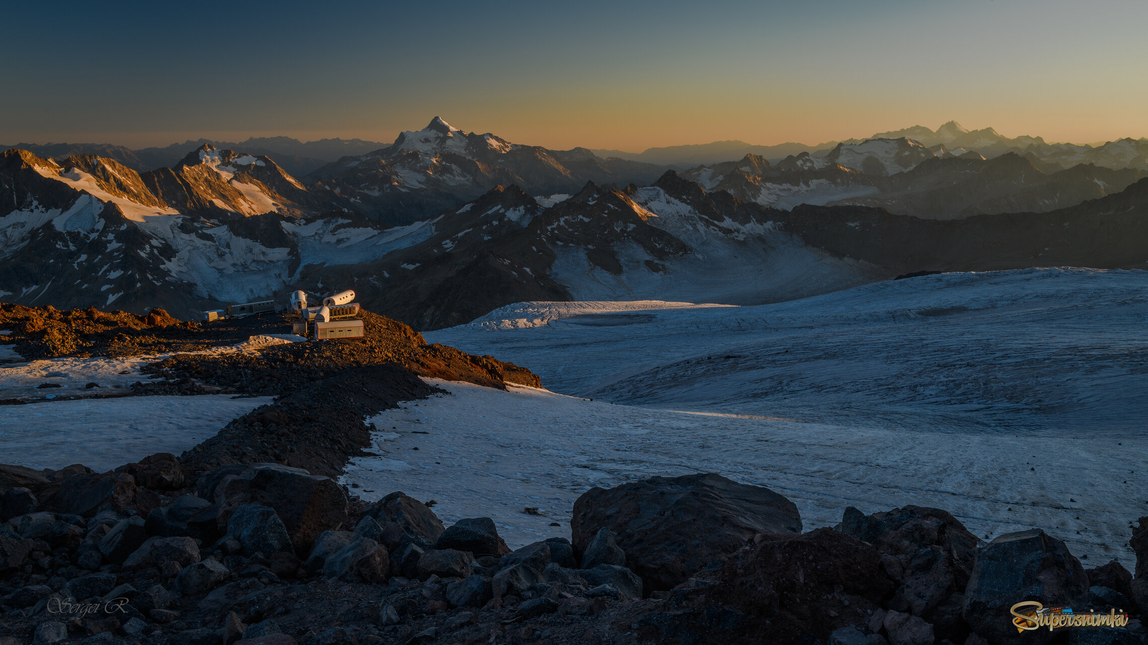 Горный приют в лучах заходящего солнца...