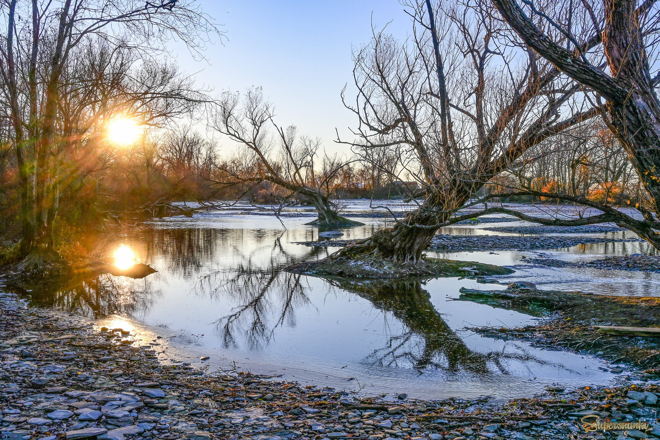 По протоке пешком