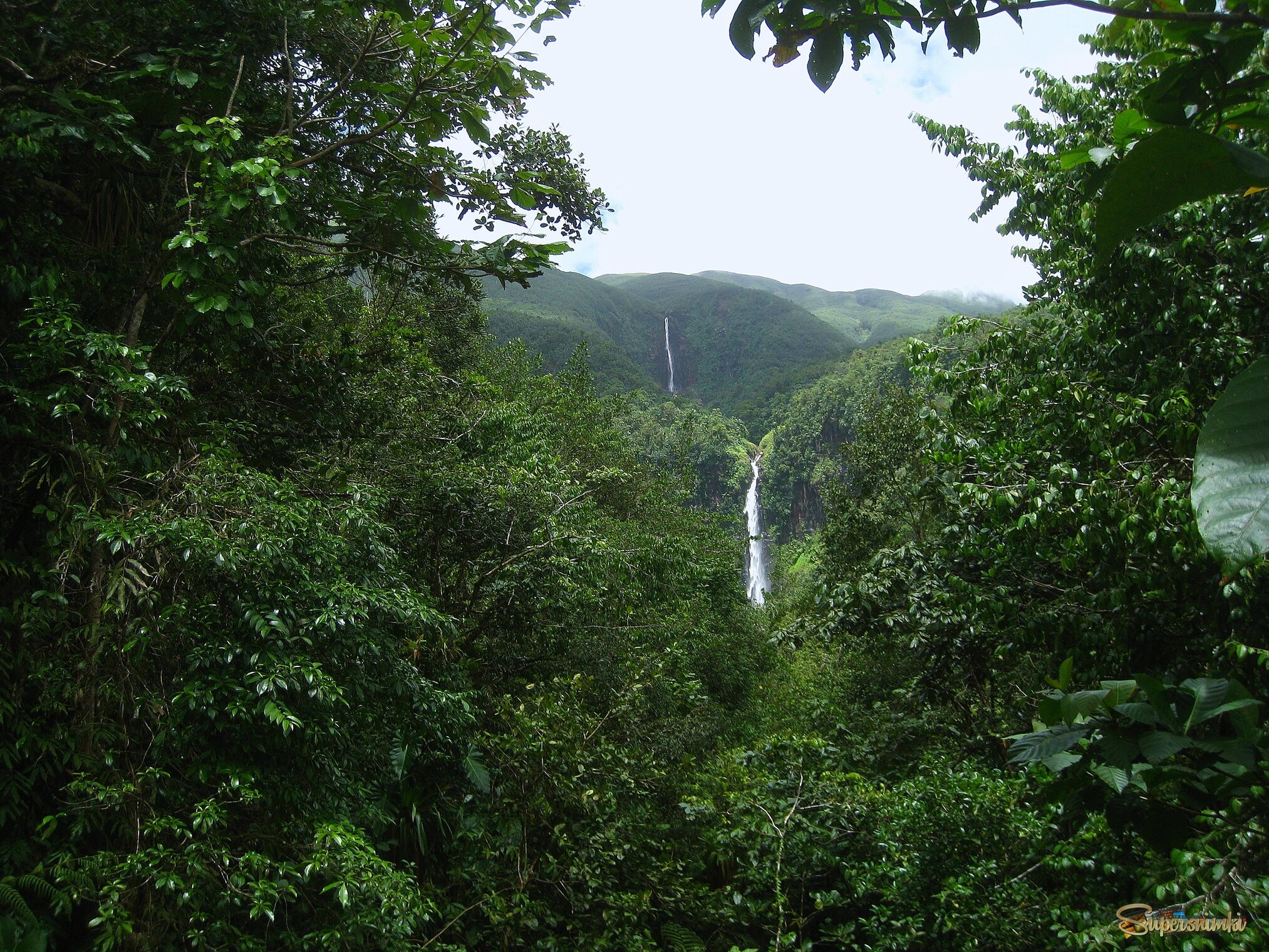 Водопады Карбет на карибском острове Гваделупа.