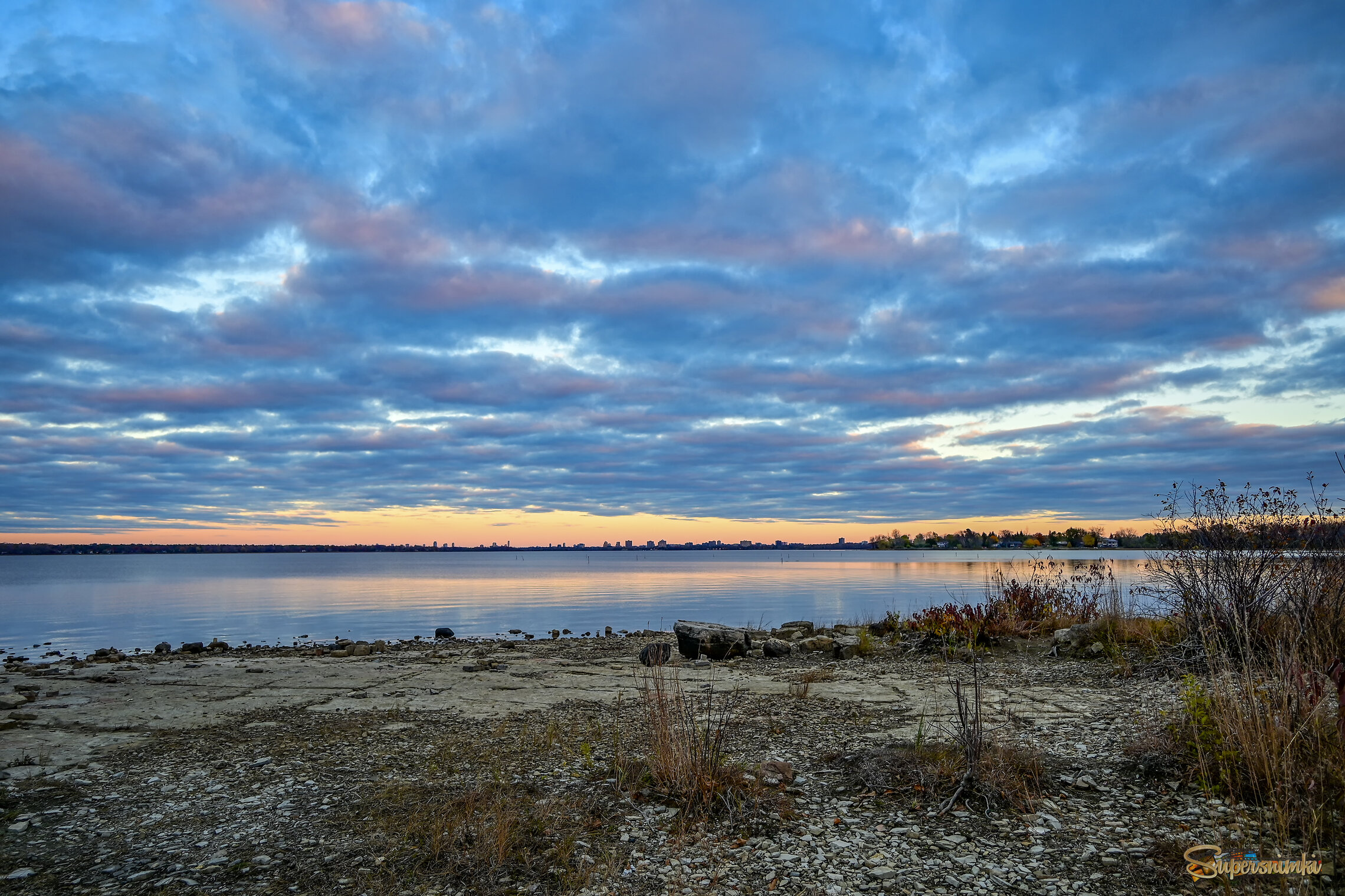 На пляже каментистом