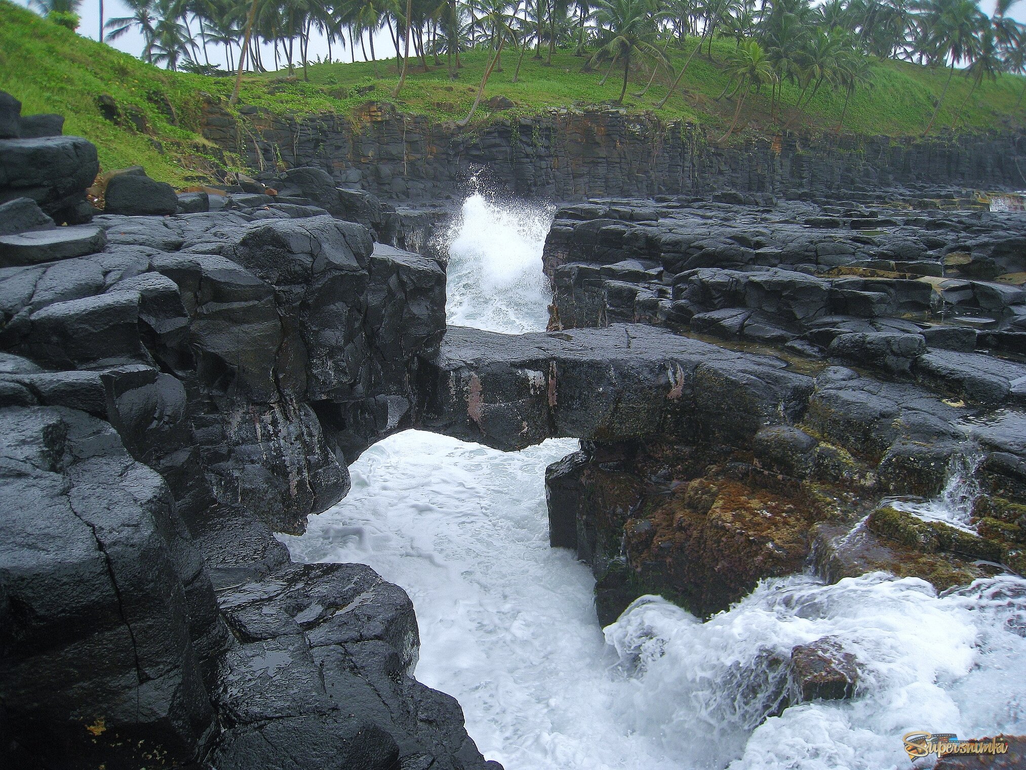 Природный мост Бока-ду-Инферно на острове Сан-Томе, Сан-Томе и Принсипи.
