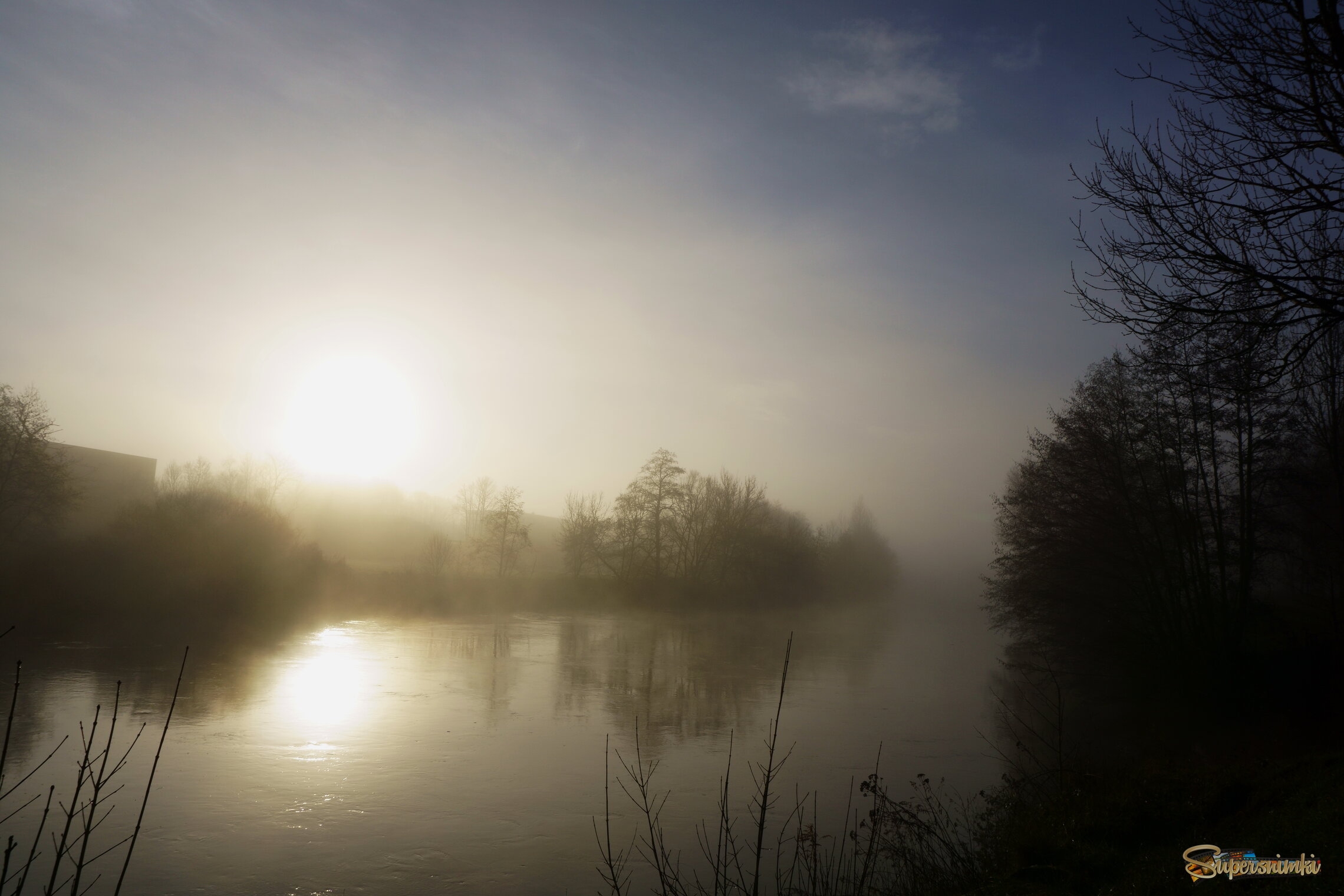 Рассветный туман над рекой.. 