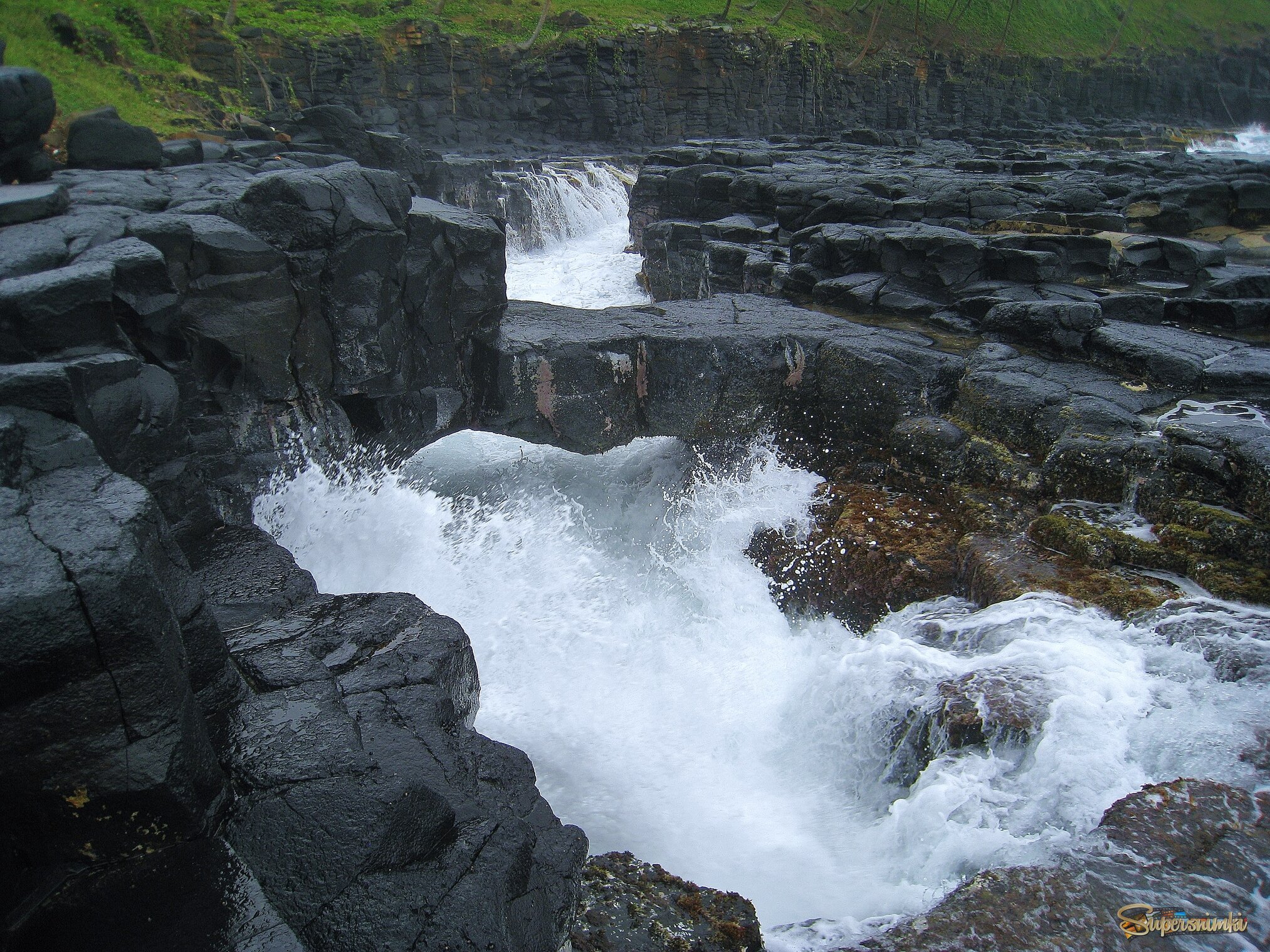 Природный мост Бока-ду-Инферно на острове Сан-Томе.