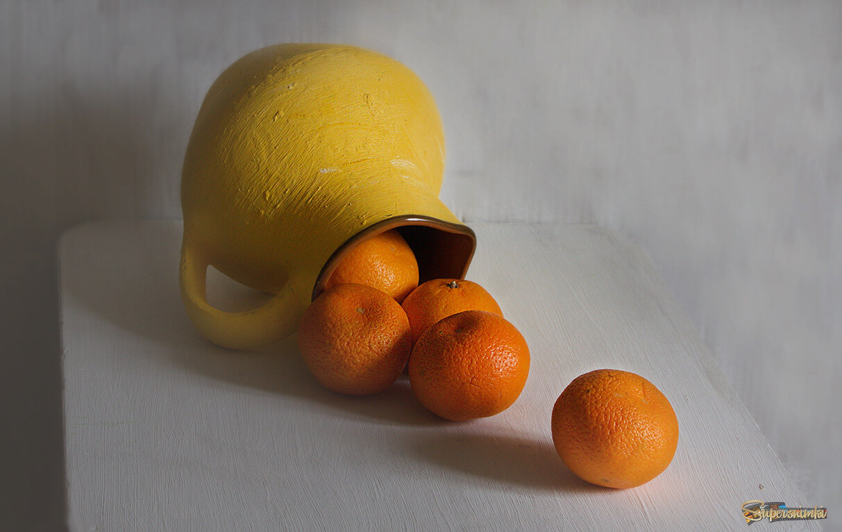 Кувшин с мандаринами