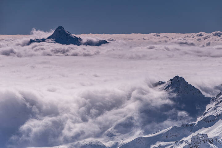 Под одеялом из облаков и снега...