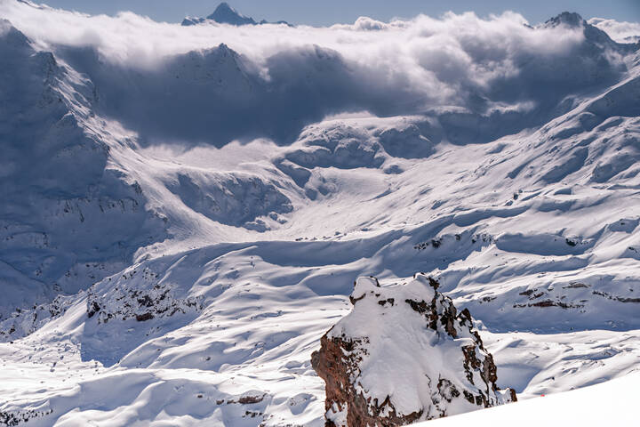 Под одеялом из облаков и снега...